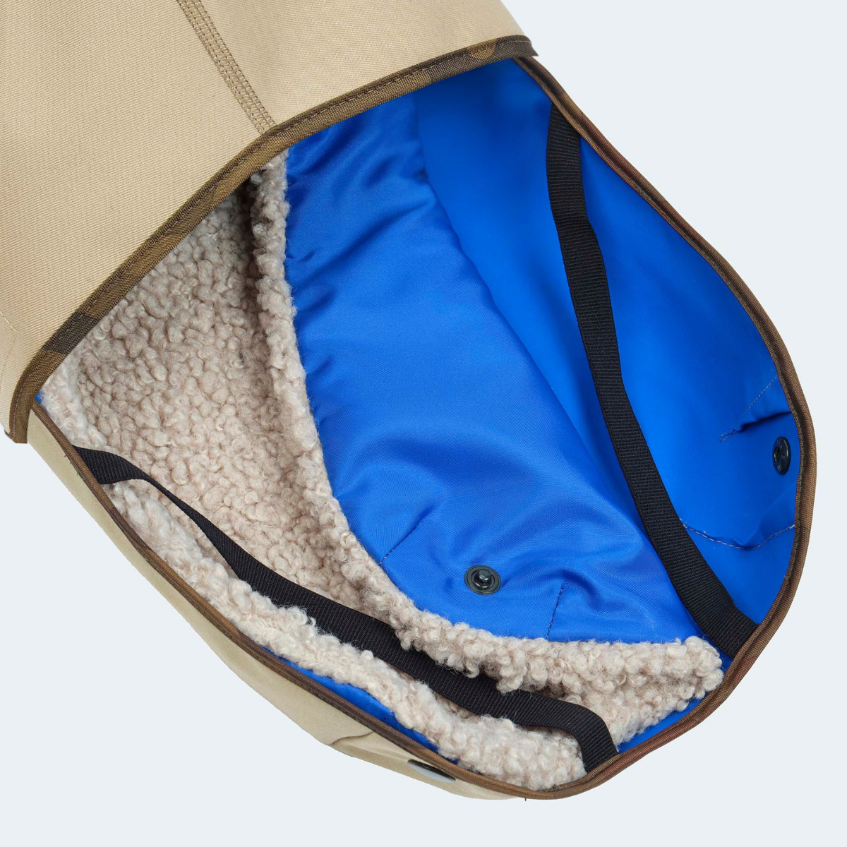 Leopold's Finest | Gefütterter
Hundewintermantel im Parka Stil in beige für Dackel und kleine Hunde. Detailansicht von unten