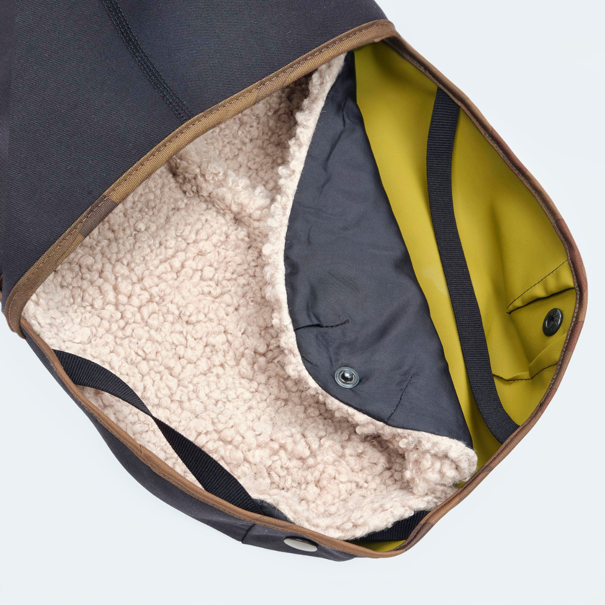 Leopold's Finest | Gefütterter
Hundewintermantel im Parka Stil in navy für Dackel und kleine Hunde. Detailansicht von unten