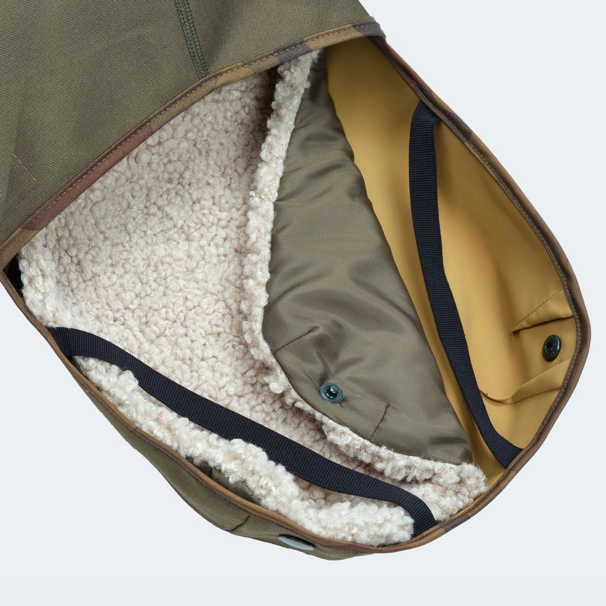 Leopold's Finest | Gefütterter
Hundewintermantel im Parka Stil in oliv für Dackel und kleine Hunde. Detailansicht von unten