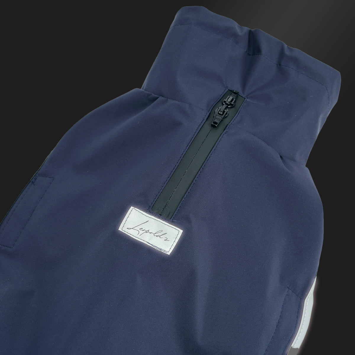 Leopold's Finest | Hunde Regenmantel Active in dunkelblau für Dackel und kleine Hunde mit Reflexstreifen als Umrandung Detailansicht vom Zweiwegereißverschluss