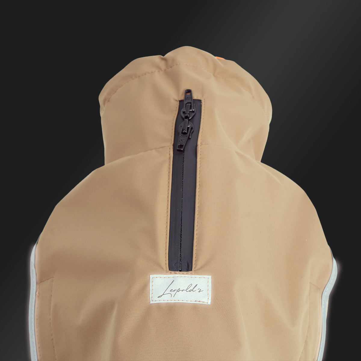 Leopold's Finest | Hunde Regenmantel Active in camel für Dackel und kleine Hunde mit Reflexstreifen als Umrandung Detailansicht zweiwegiger Reißverschluss