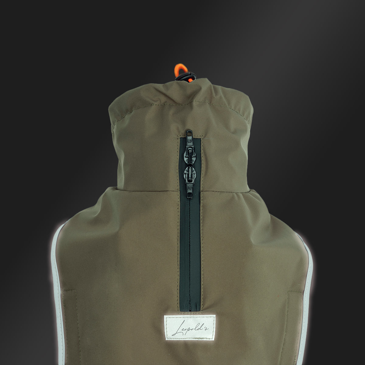 Leopold's Finest | Hunde Regenmantel Active in oliv für Dackel und kleine Hunde mit Reflexstreifen als Umrandung Detailansicht