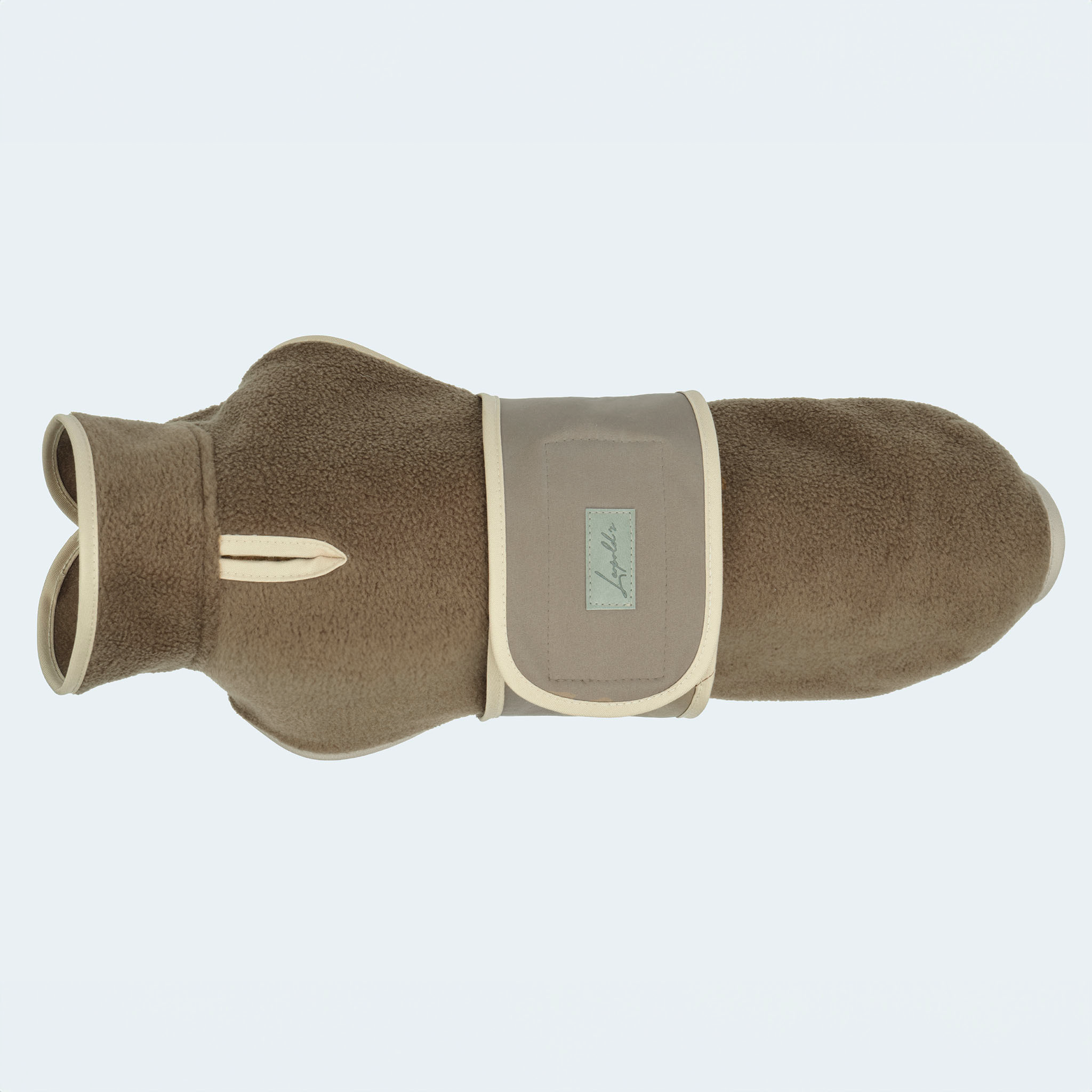 Leopold's Finest | Hundemantel Fleece in Braun mit Softshellbrustlatz Sicht von oben für Dackel und kleine Hunde