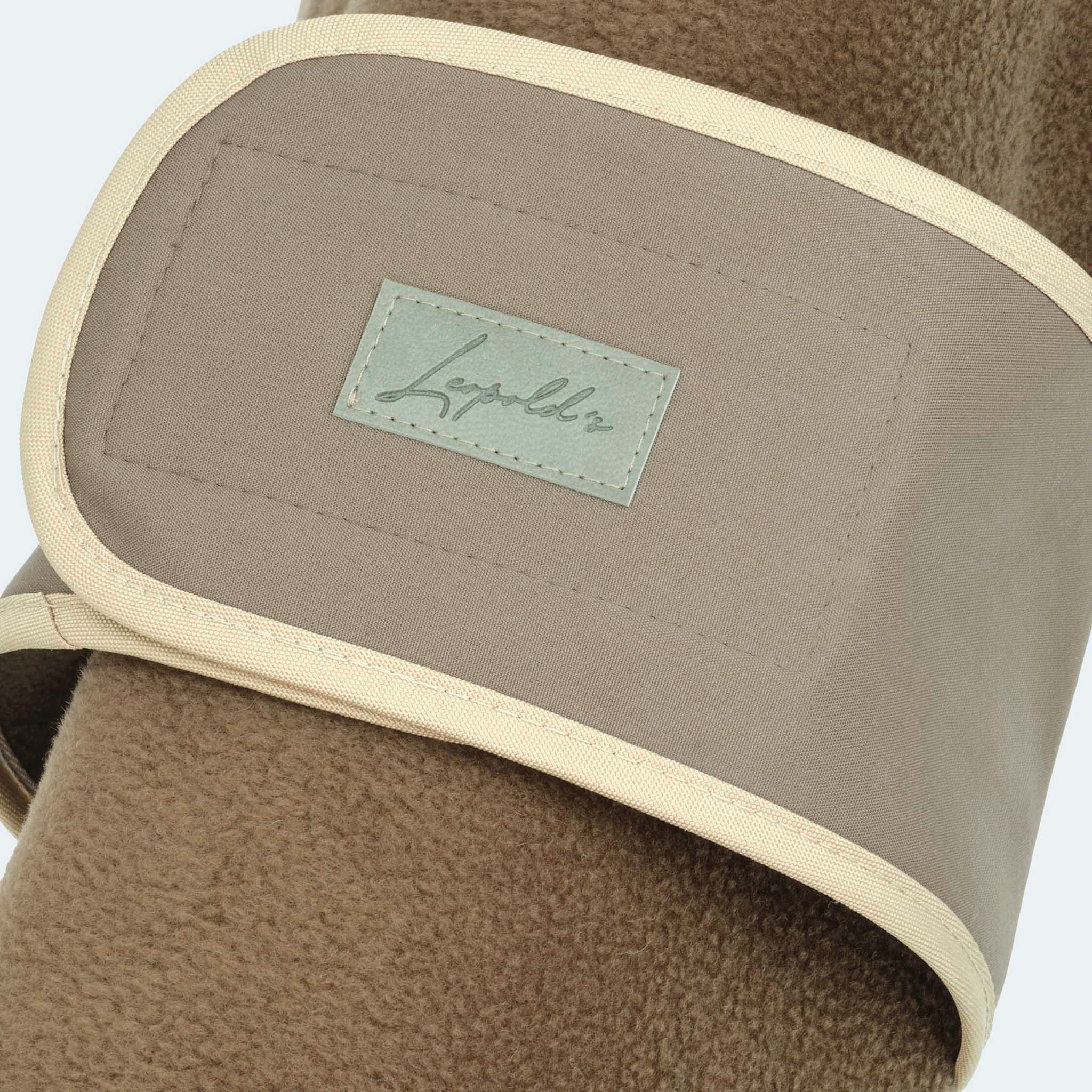 Leopold's Finest | Hundemantel Fleece in Braun mit Softshellbrustlatz Nahansicht für Dackel und kleine Hunde