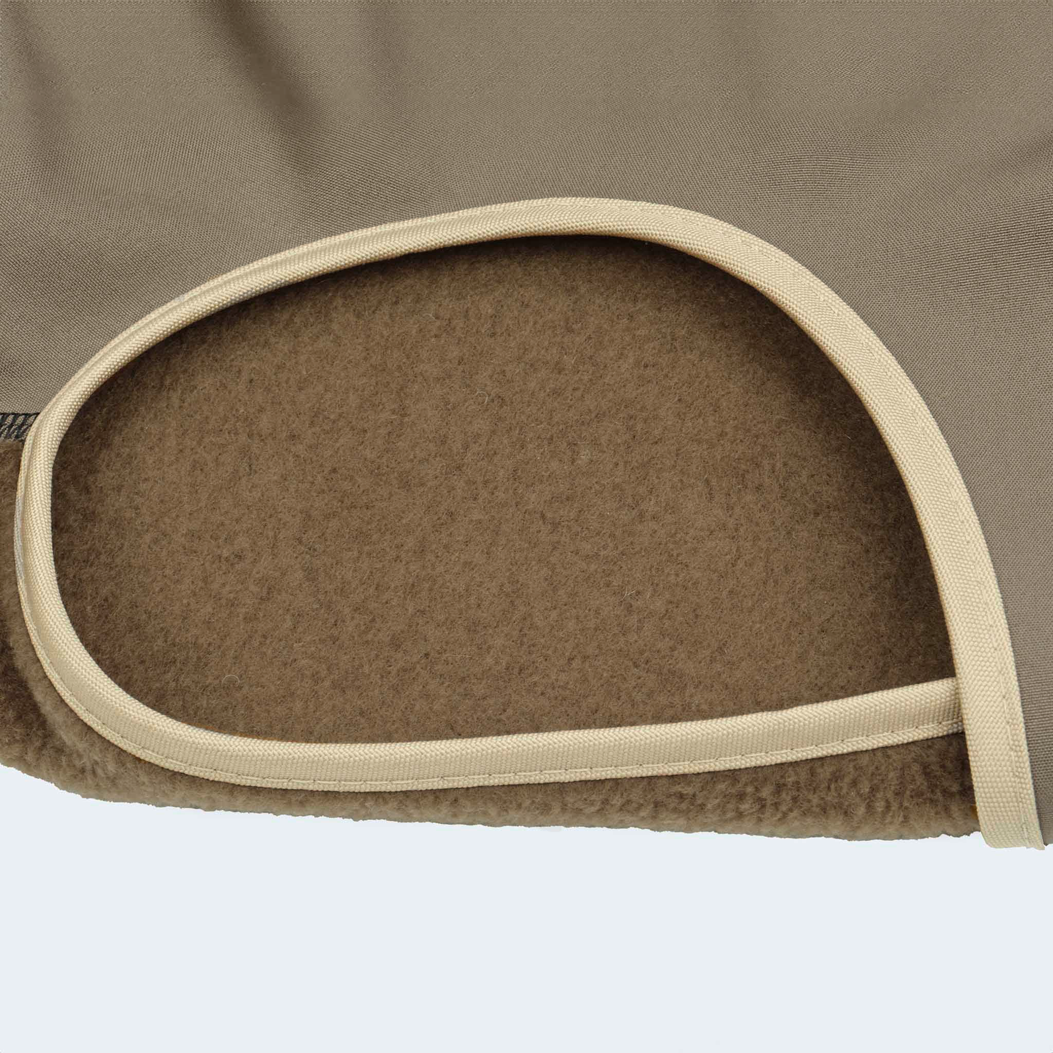 Leopold's Finest | Hundemantel Fleece in Braun mit Softshellbrustlatz detaillierte Sicht für Dackel und kleine Hunde