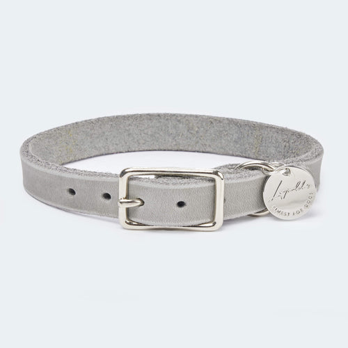 Abgerundetes Fettlederhalsband von Leopold's Finest in Hellgrau mit silbernen Details  [hellgrau-silber]