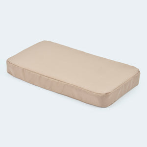 Orthopädische Matratze mit wasserabweisendem Bezug von der Fahrradtasche für Hunde in beige