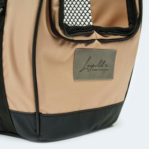 Fahrradtasche für Hunde in beige Detailaufnahme Logo