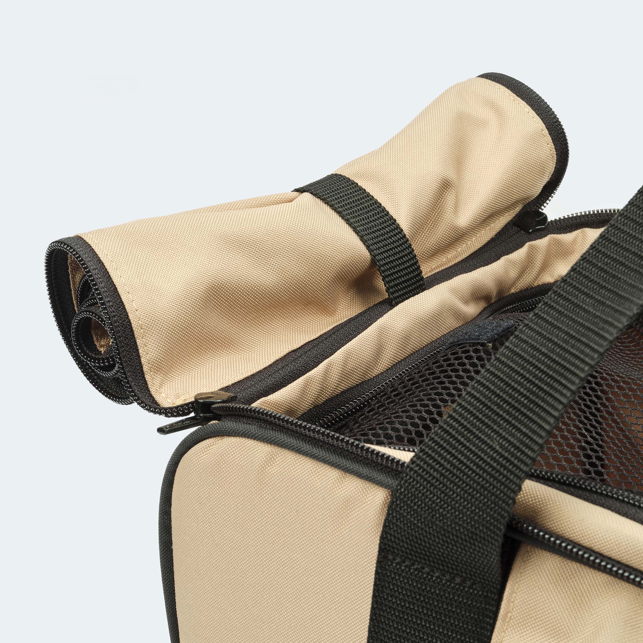 Fahrradtasche für Hunde in beige Sonnenschutz aufgerollt