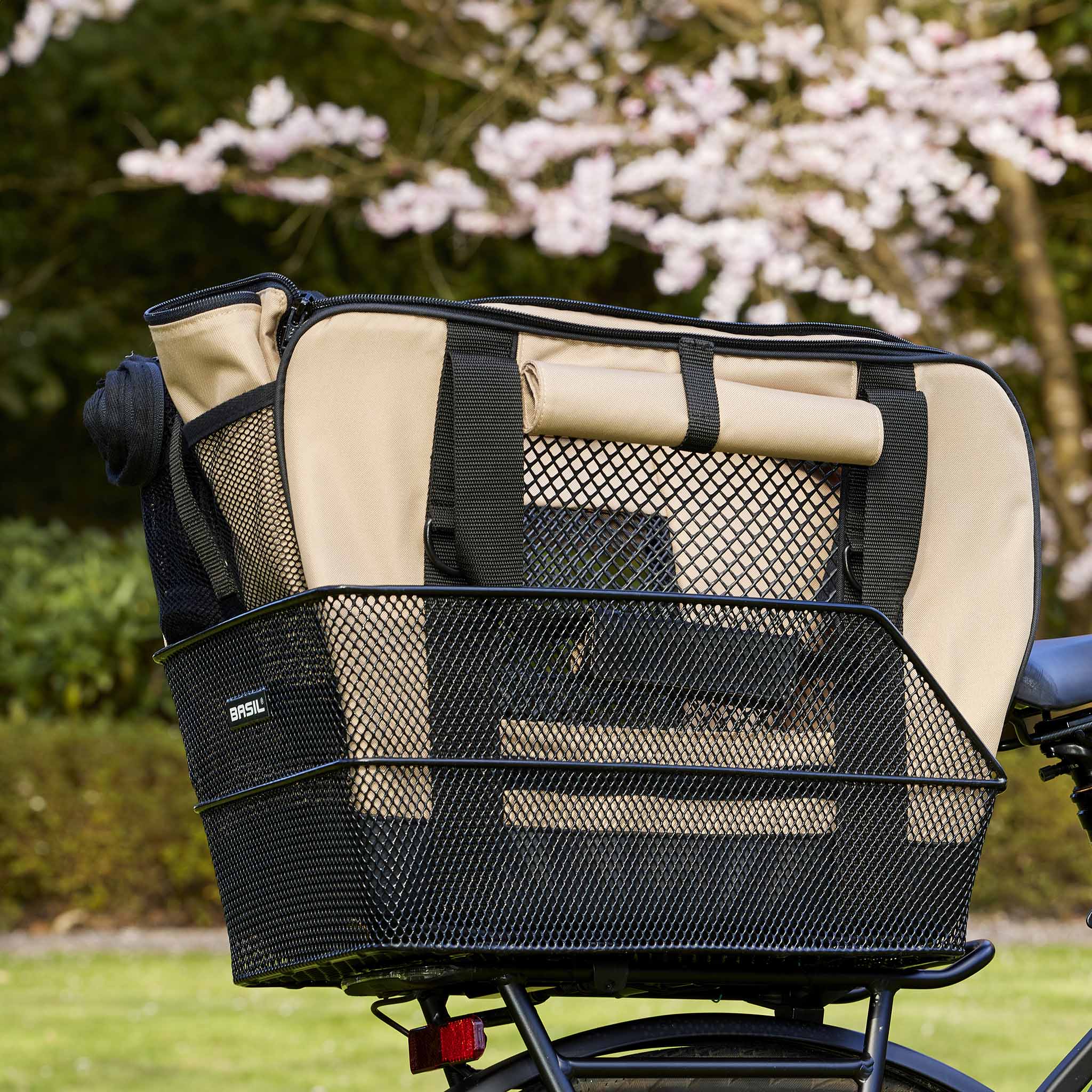 Fahrradtasche für Hunde in beige im Fahrradkorb alle Seiten offen.