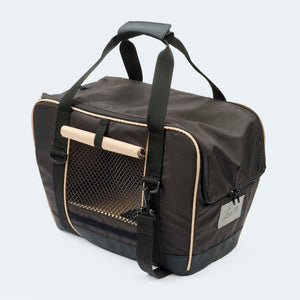 Fahrradtasche für Hunde in schwarz Sonnenschutz und Regenschutz ganz geschlossen.