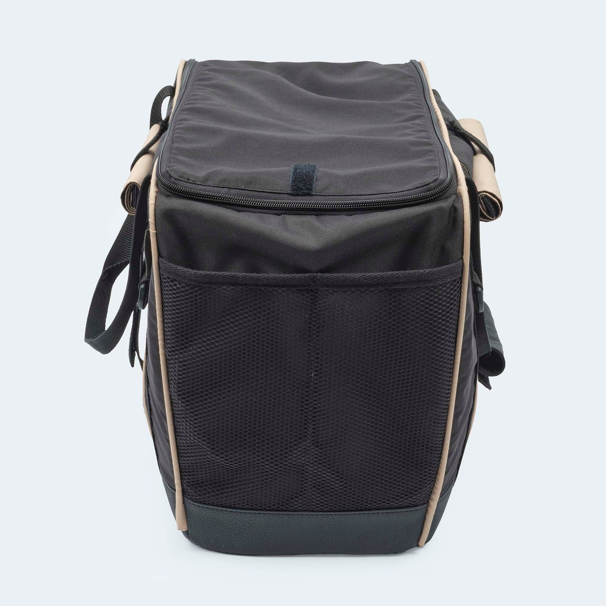 Fahrradtasche für Hunde in schwarz Netz am hinteren Teil der Fahrradtasche.