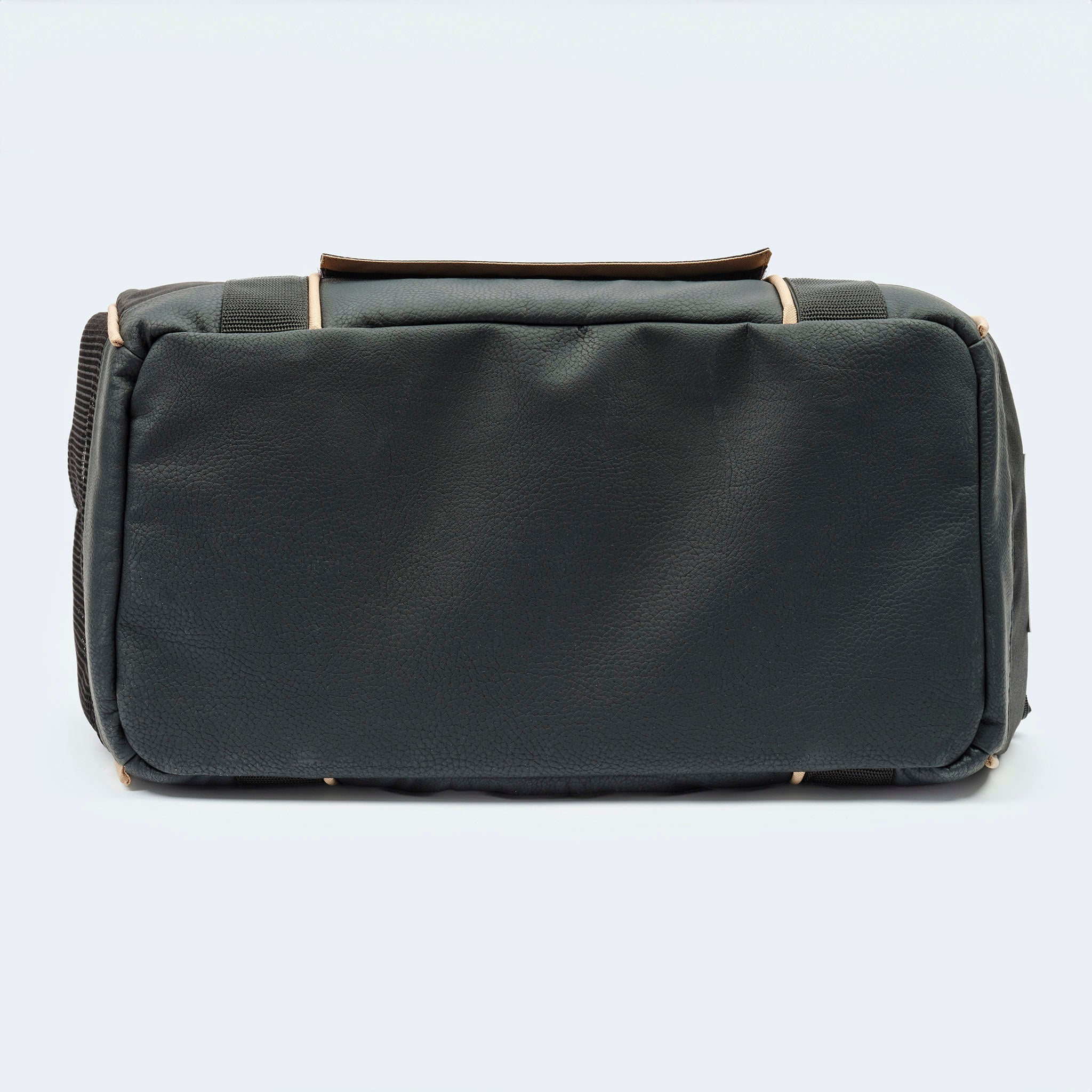 Fahrradtasche für Hunde in schwarz von unten fotografiert. 