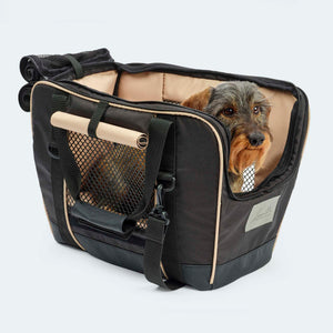 Fahrradtasche für Hunde in schwarz  mit Dackel in der Tasche. Alle Seiten geöffnet.