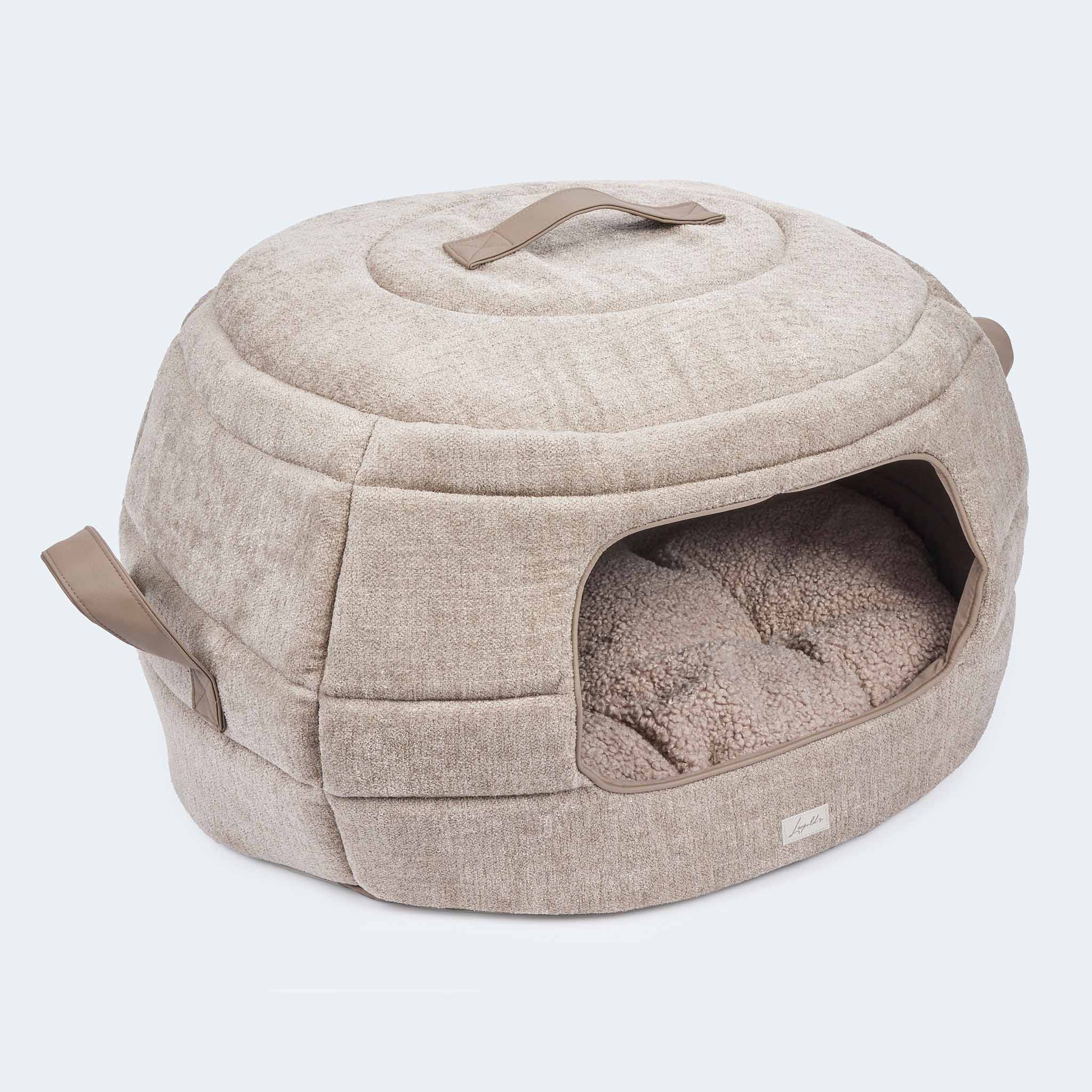 Leopold's Finest | 2-in-1 Hundehöhle & Hundebett in beige für Dackel und kleine Hunde. Ansicht der Höhlen-Form von vorne.