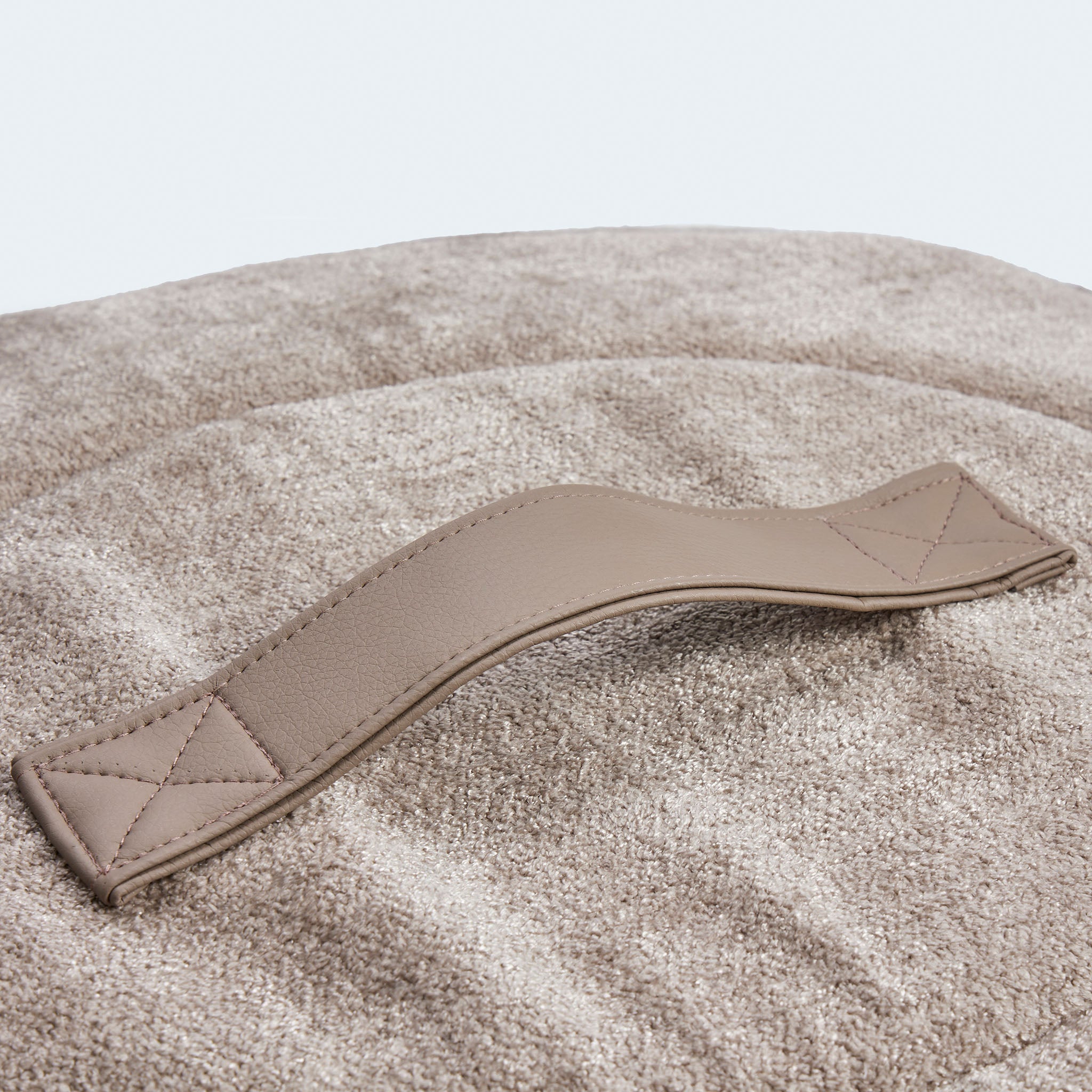 Leopold's Finest | 2-in-1 Hundehöhle & Hundebett in beige für Dackel und kleine Hunde. Detailansicht des Tragegriffs oben.