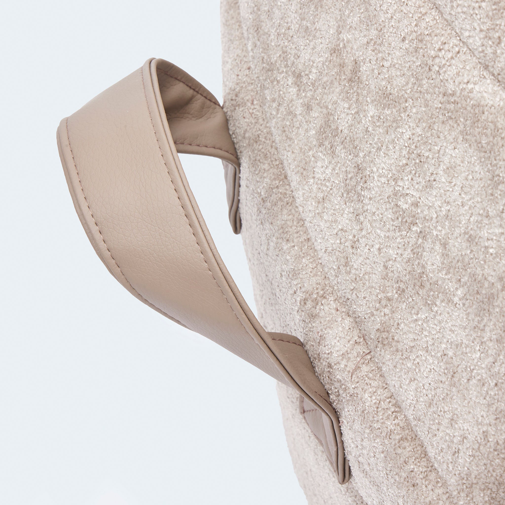 Leopold's Finest | 2-in-1 Hundehöhle & Hundebett in beige für Dackel und kleine Hunde. Detailansicht des seitlichen Tragegriffs.