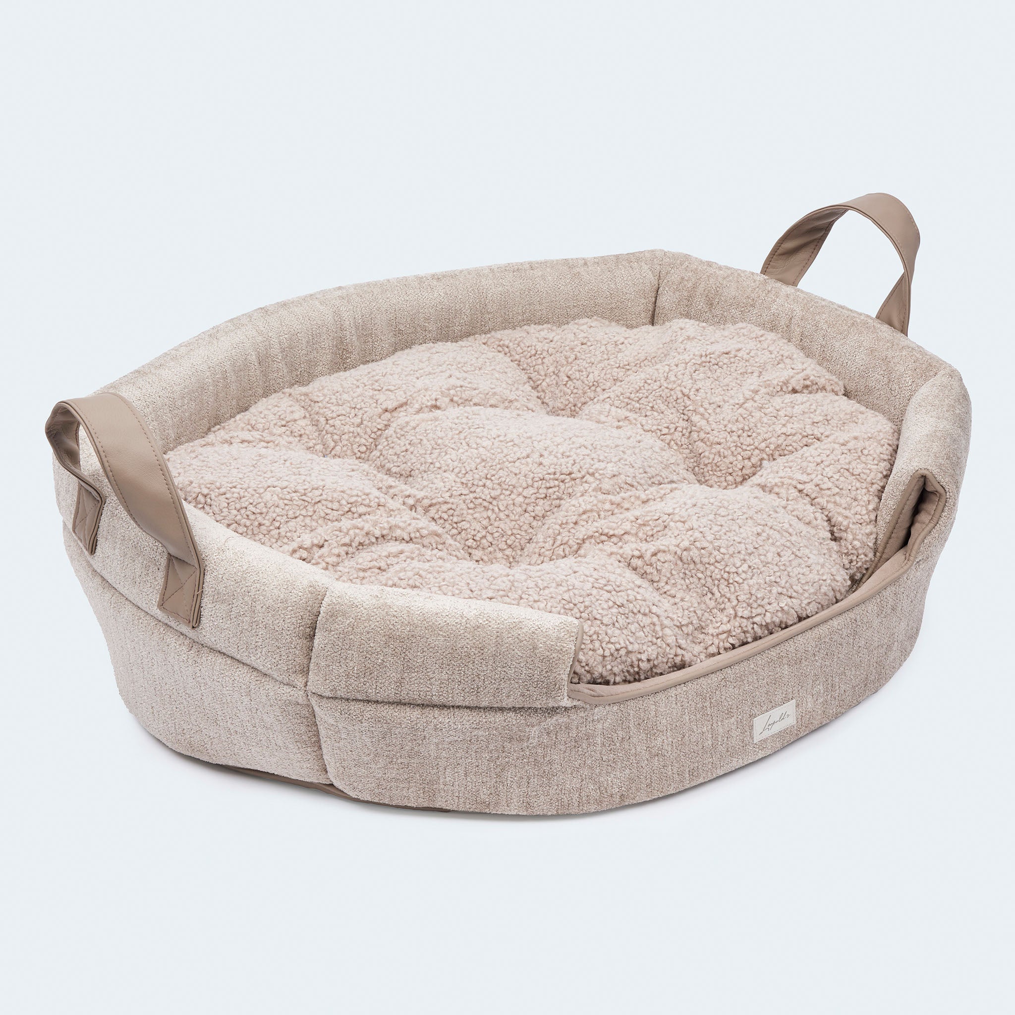 Leopold's Finest | 2-in-1 Hundehöhle & Hundebett in beige für Dackel und kleine Hunde. Ansicht der Bett-Form von vorne.
