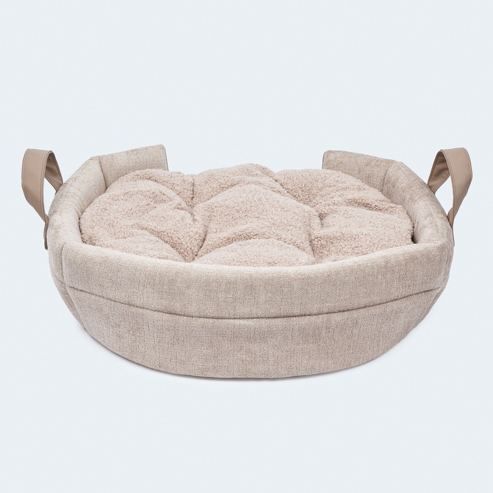 Leopold's Finest | 2-in-1 Hundehöhle & Hundebett in beige für Dackel und kleine Hunde. Ansicht der Höhlen-Form von hinten.