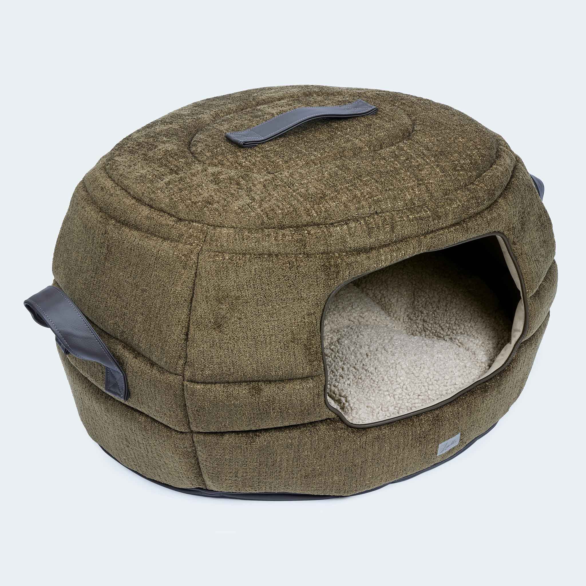 Leopold's Finest | 2-in-1 Hundehöhle & Hundebett in oliv für Dackel und kleine Hunde. Frontanischt der Höhlen-Form.
