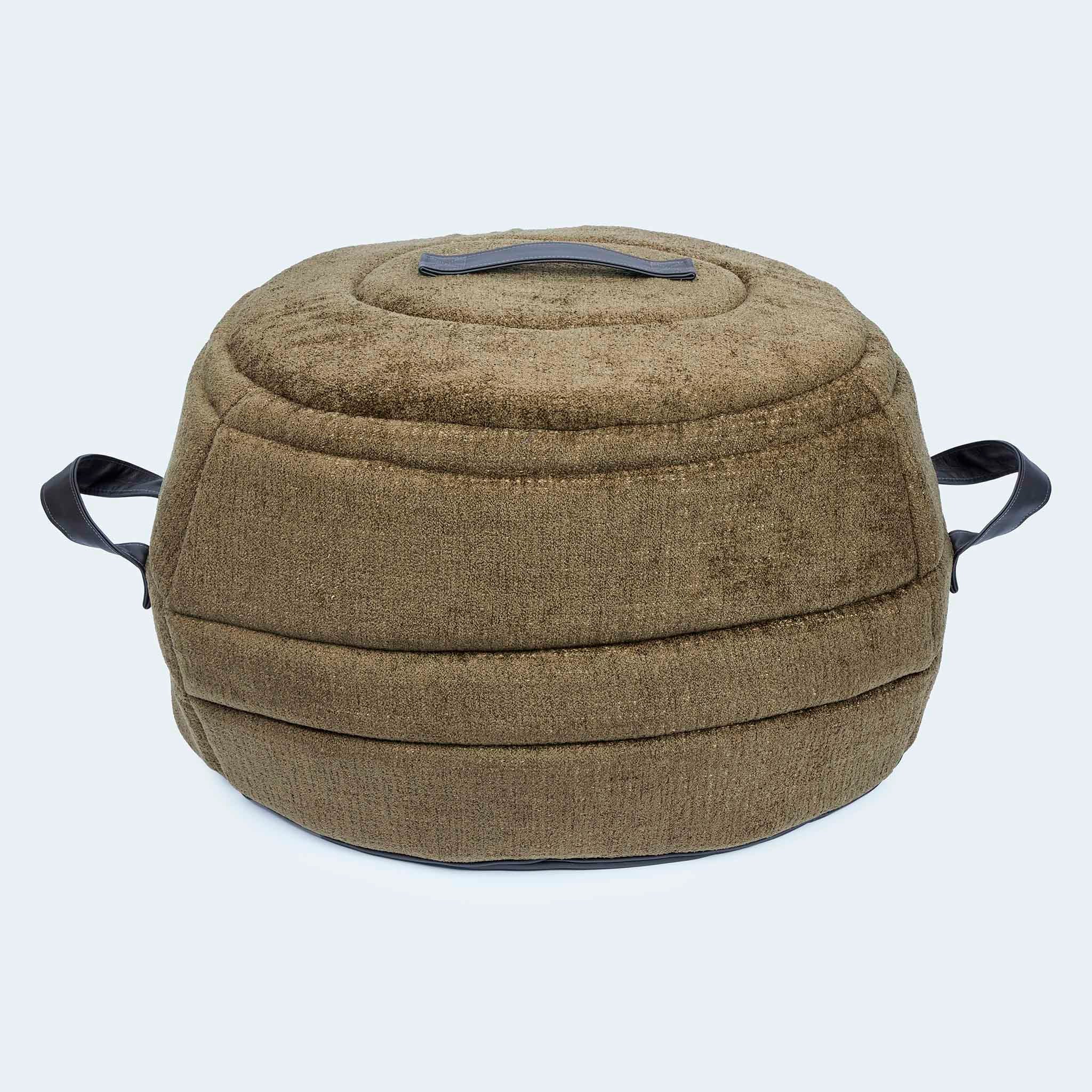 Leopold's Finest | 2-in-1 Hundehöhle & Hundebett in oliv für Dackel und kleine Hunde. Ansicht der Höhlen-Form von hinten.