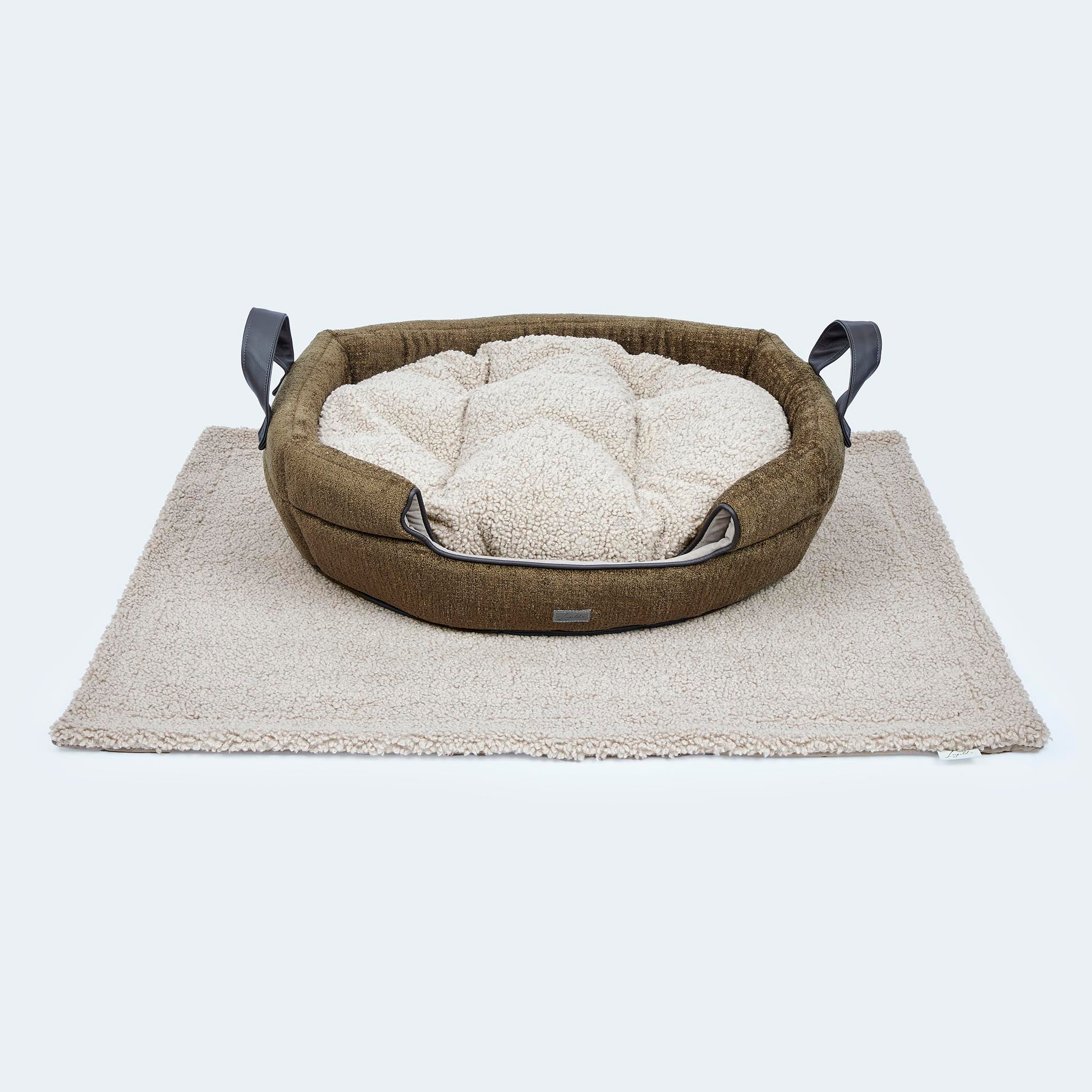 Leopold's Finest | 2-in-1 Hundehöhle & Hundebett in oliv für Dackel und kleine Hunde auf Hundedecke Curly in beige.