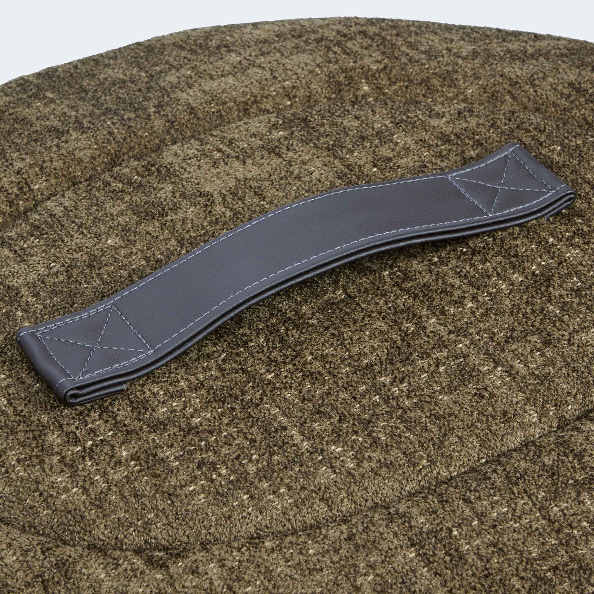 Leopold's Finest | 2-in-1 Hundehöhle & Hundebett in oliv für Dackel und kleine Hunde. Detailaufnahme des Tragegriffs.