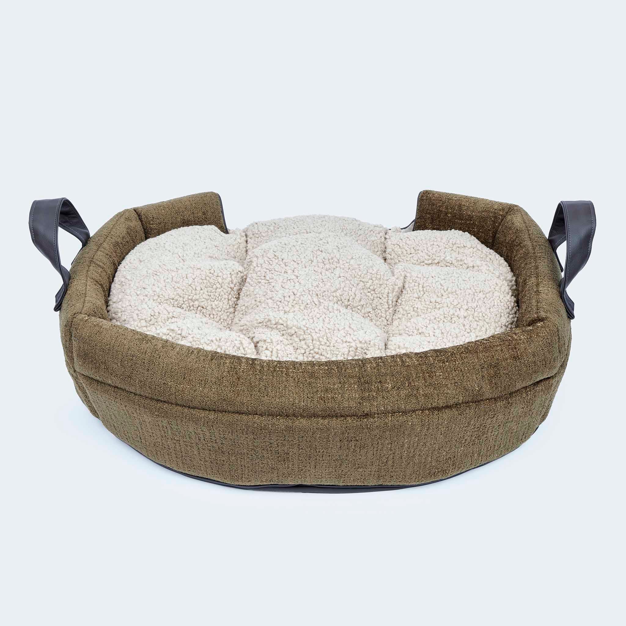 Leopold's Finest | 2-in-1 Hundehöhle & Hundebett in oliv für Dackel und kleine Hunde. Ansicht von hinten in Bett-Form mit Kissen.