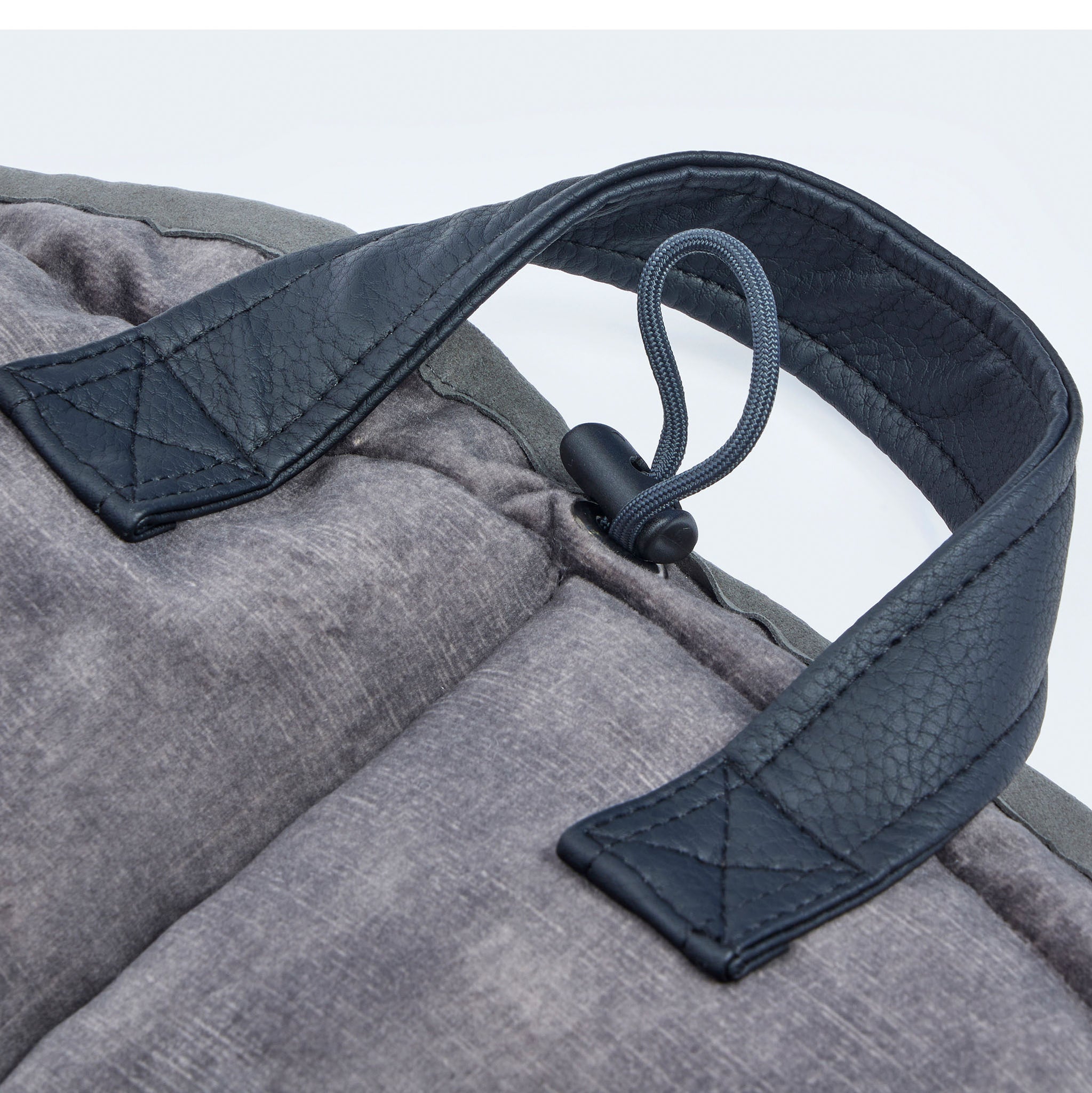 Leopold's Finest | Weiches Hundekissen Cosy Cloud für Dackel und kleine Hunde  in anthrazit. Detailansicht des Tragegriffs und Zugbands.