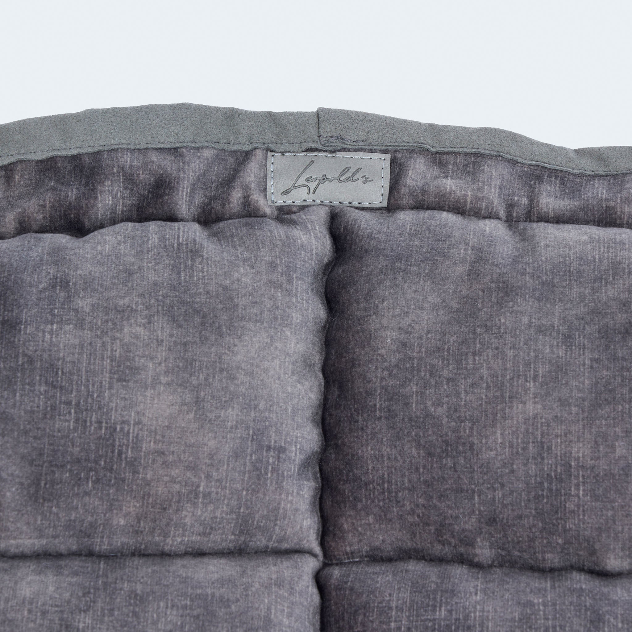 Leopold's Finest | Weiches Hundekissen Cosy Cloud für Dackel und kleine Hunde  in anthrazit. Detailansicht des Logos.