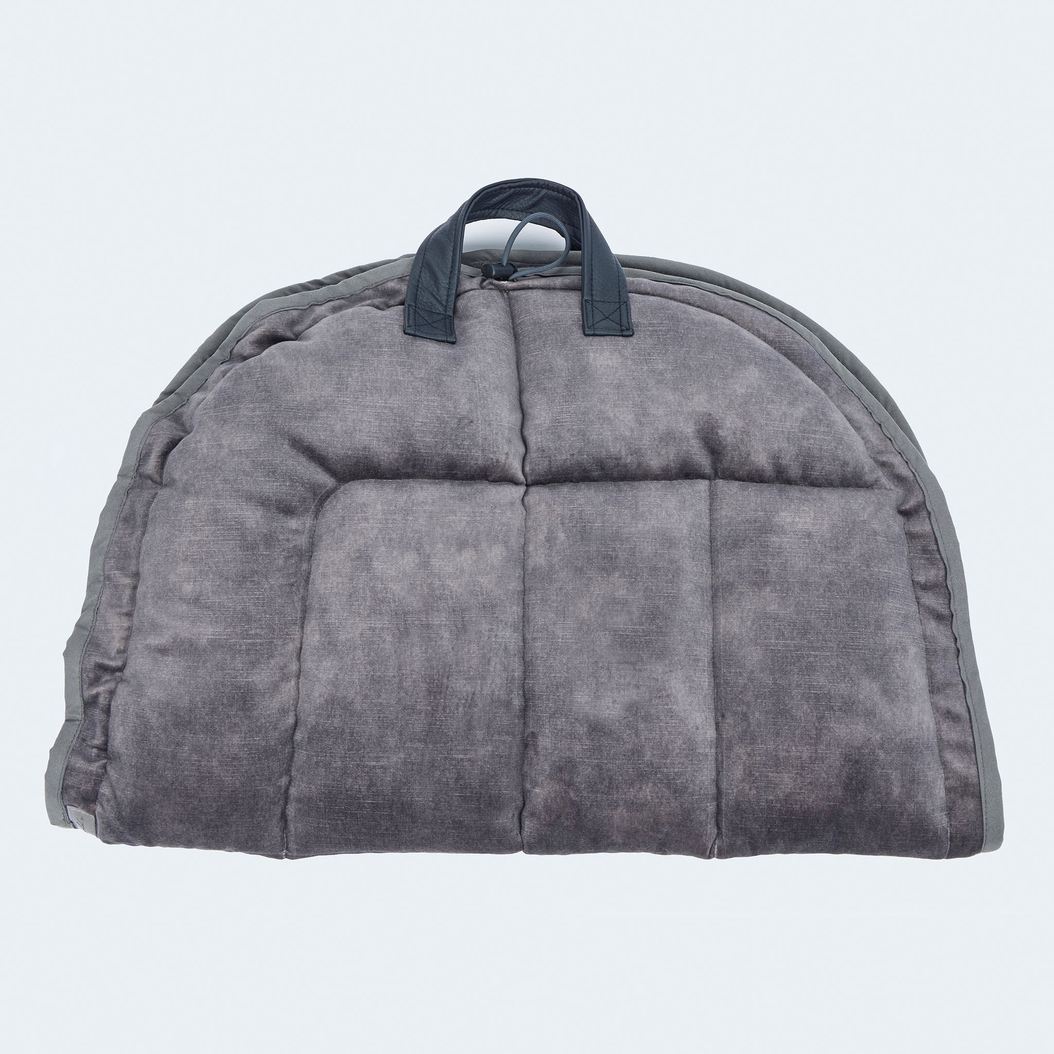 Leopold's Finest | Weiches Hundekissen Cosy Cloud für Dackel und kleine Hunde  in anthrazit. Ansicht der zugeklappten Form zum Transport.