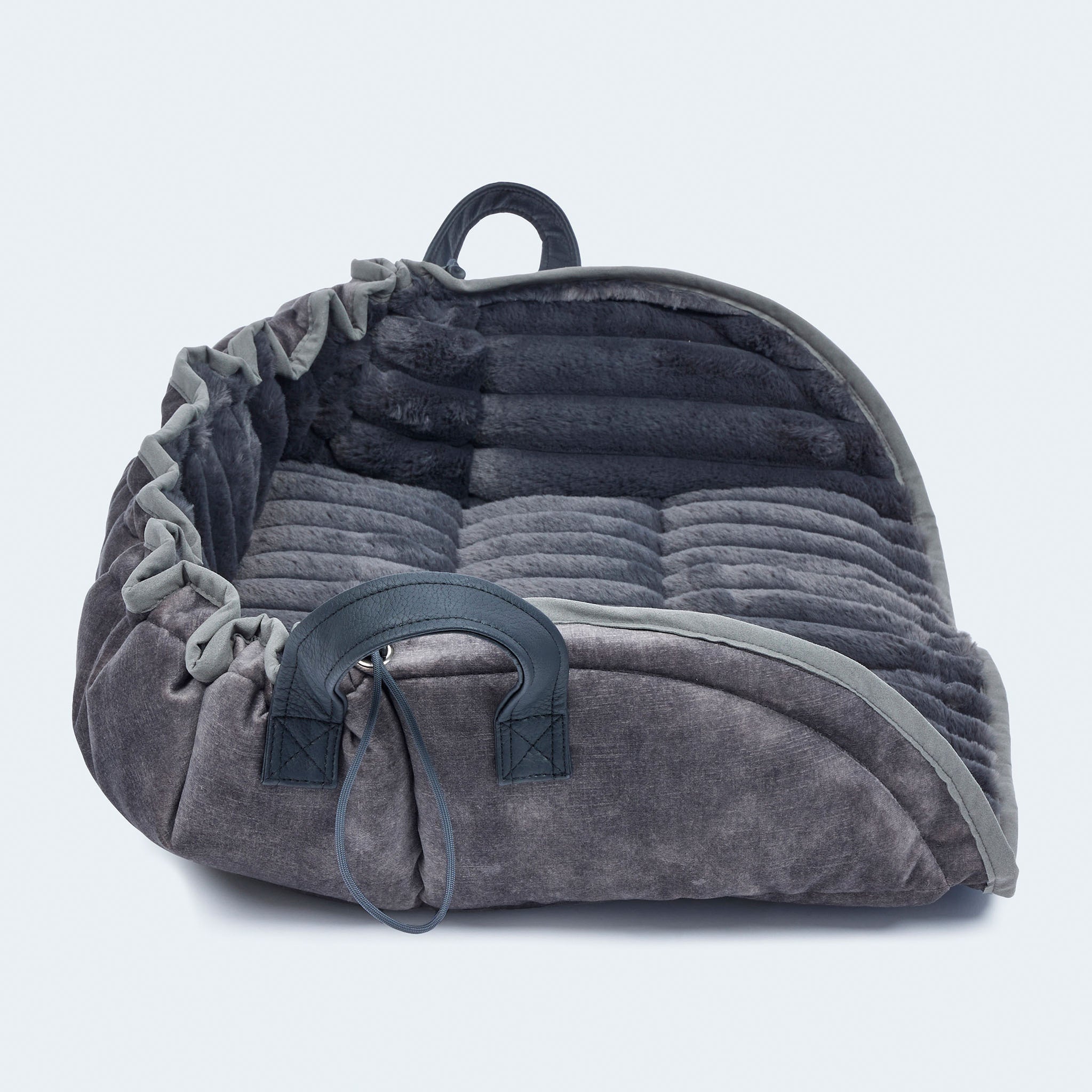 Leopold's Finest | Weiches Hundekissen Cosy Cloud für Dackel und kleine Hunde  in anthrazit. Seitenansicht der Muschel-Form.