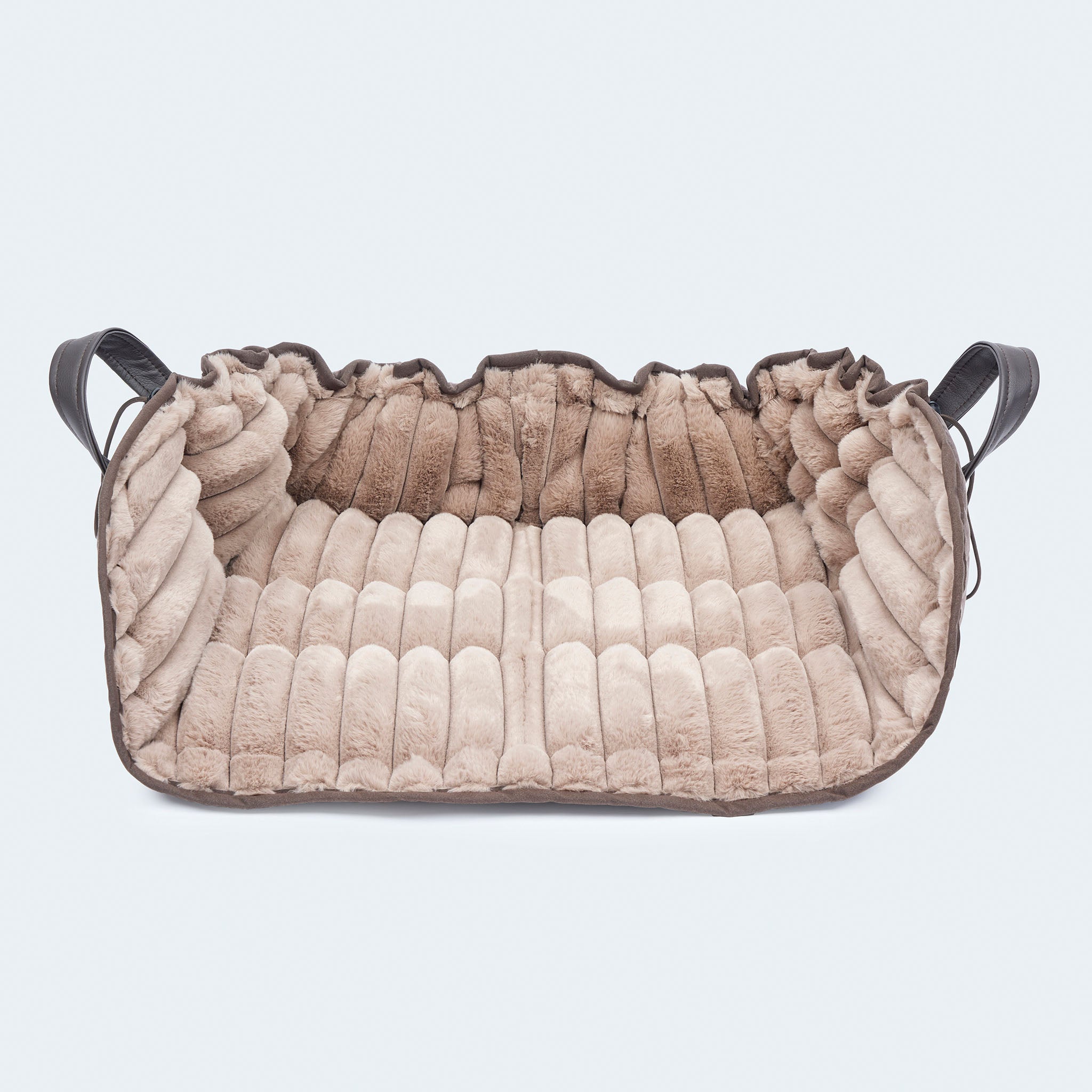 Leopold's Finest | Weiches Hundekissen Cosy Cloud für Dackel und kleine Hunde in braun. Ansicht der Muschel-Form von vorne.