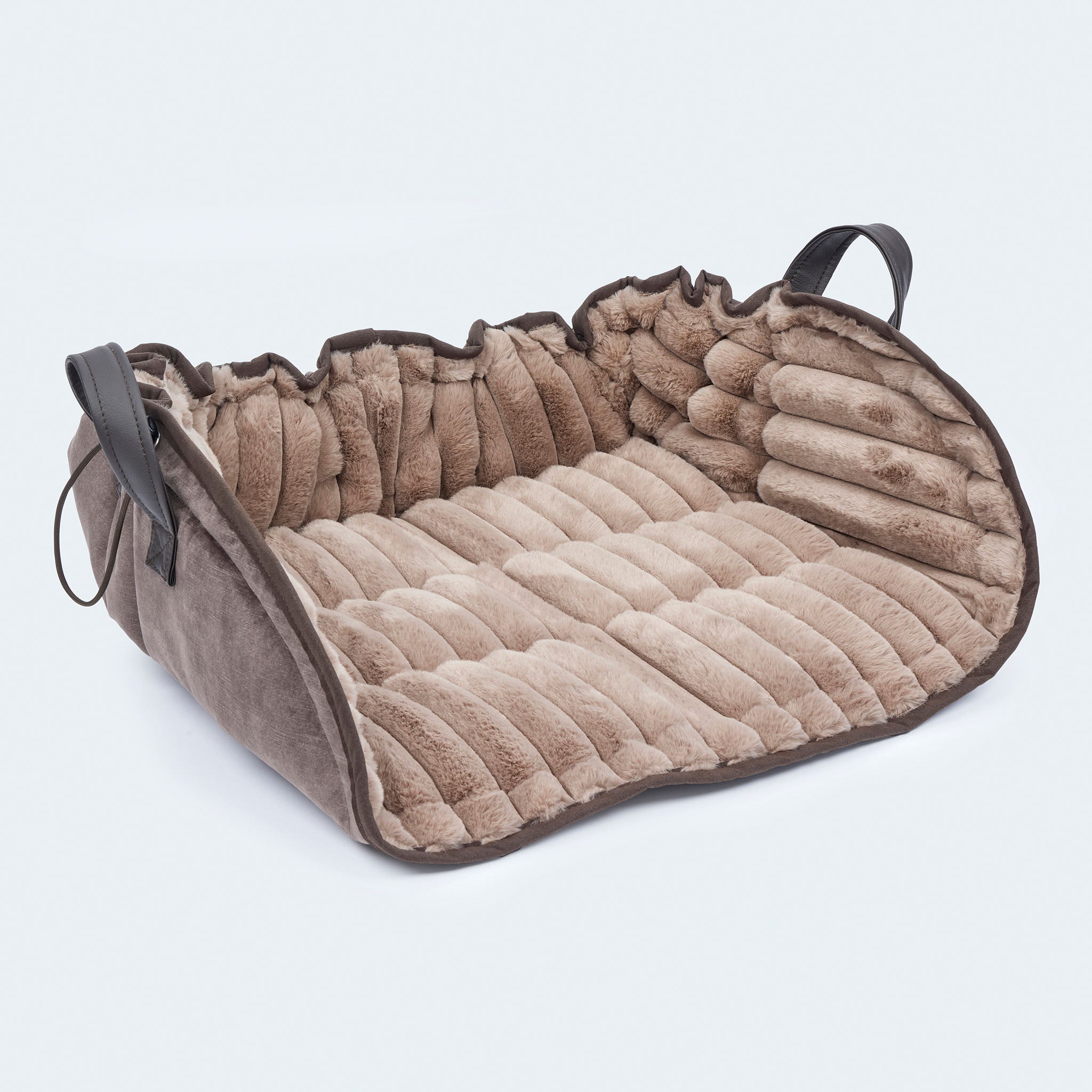 Leopold's Finest | Weiches Hundekissen Cosy Cloud für Dackel und kleine Hunde  in braun. Seitliche Ansicht der Muschel-Form.