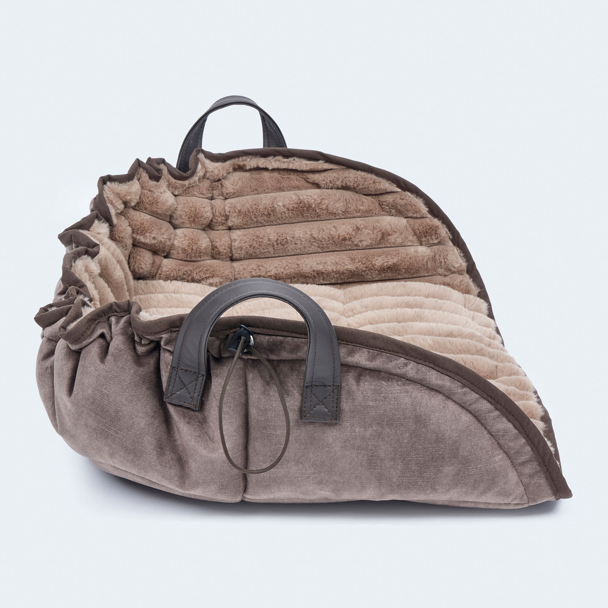 Leopold's Finest | Weiches Hundekissen Cosy Cloud für Dackel und kleine Hunde  in braun. Seitenansicht der Muschel-Form.