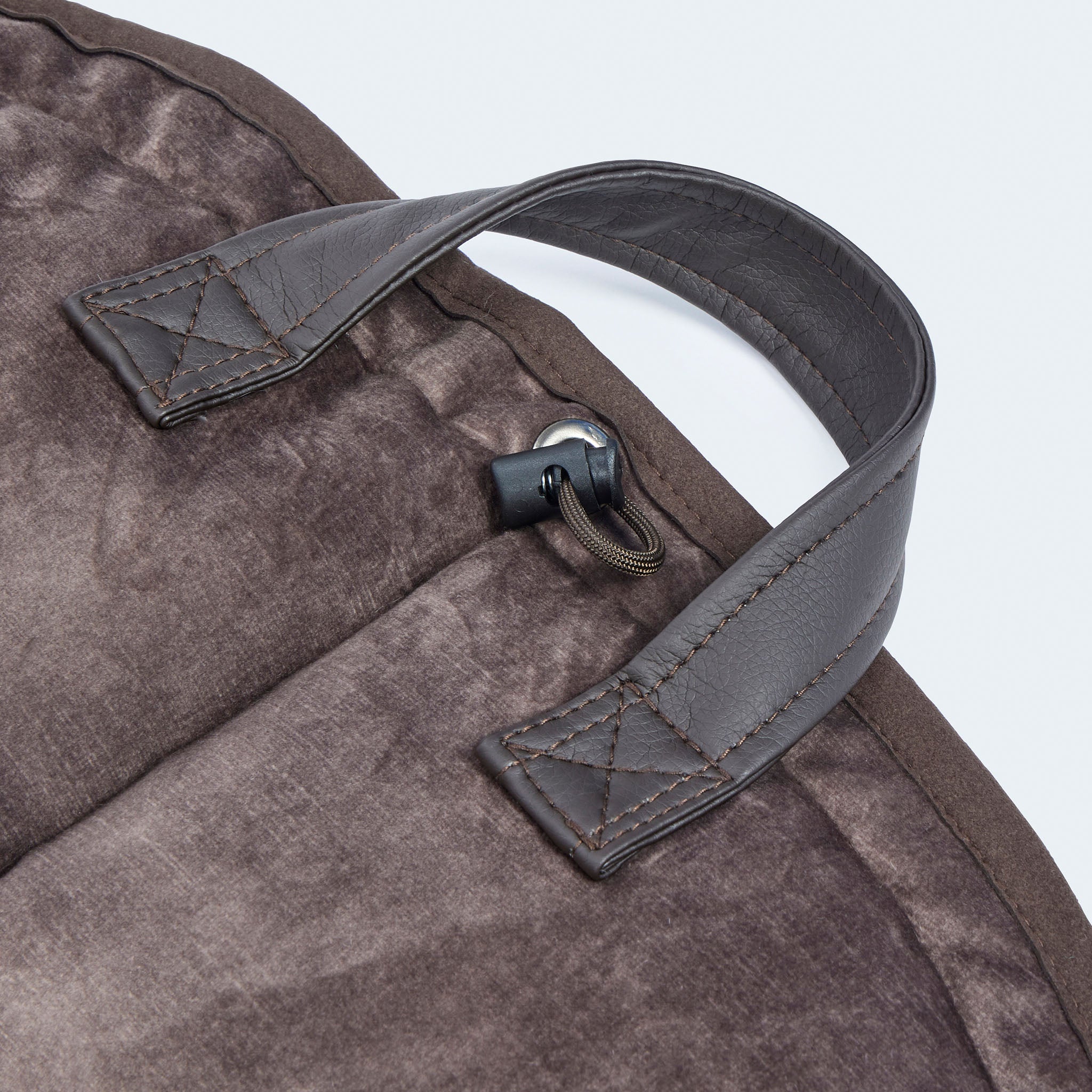 Leopold's Finest | Weiches Hundekissen Cosy Cloud für Dackel und kleine Hunde  in braun. Detailansicht des Tragegriffs und Zugbands.