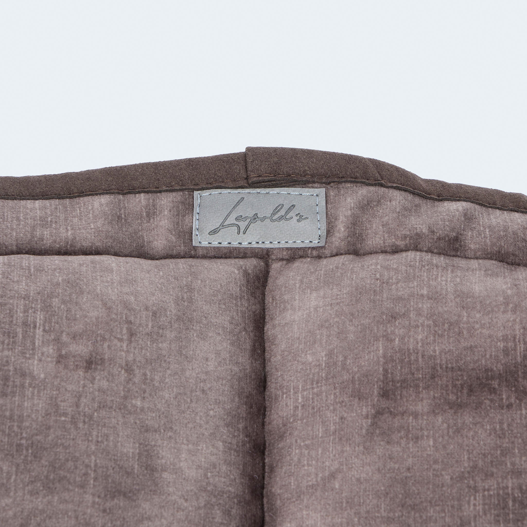Leopold's Finest | Weiches Hundekissen Cosy Cloud für Dackel und kleine Hunde  in braun. Detailansicht des Logos.