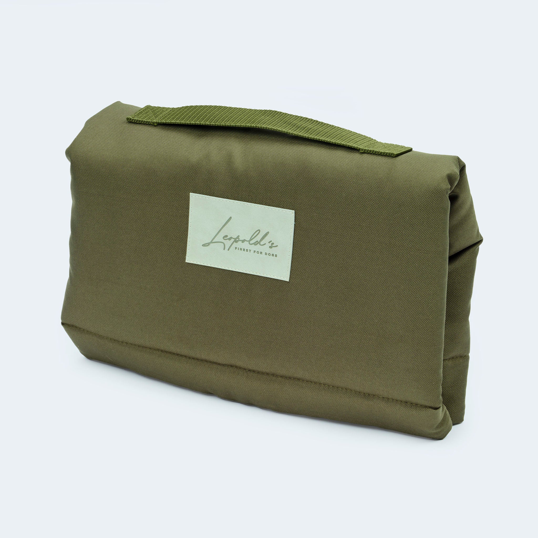 Hundematte Outdoor in Oliv faltbar. Wasser- und Schmutzabweisendes Material. Gefalteter Zustand