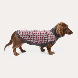 Leopold's Finest for Dogs Langhaardackel trägt Hundestrickpullover mit Karomuster braun Seitenansicht