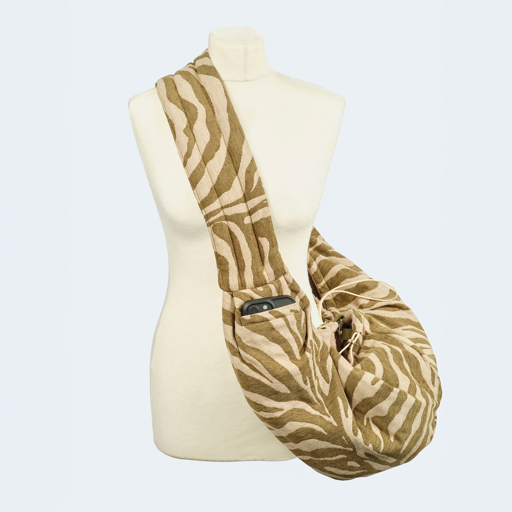 Leopold's Finest | Welpentragetasche Zebramuster oliv-beige an Schneiderbüste mit Handy in der Seitentasche