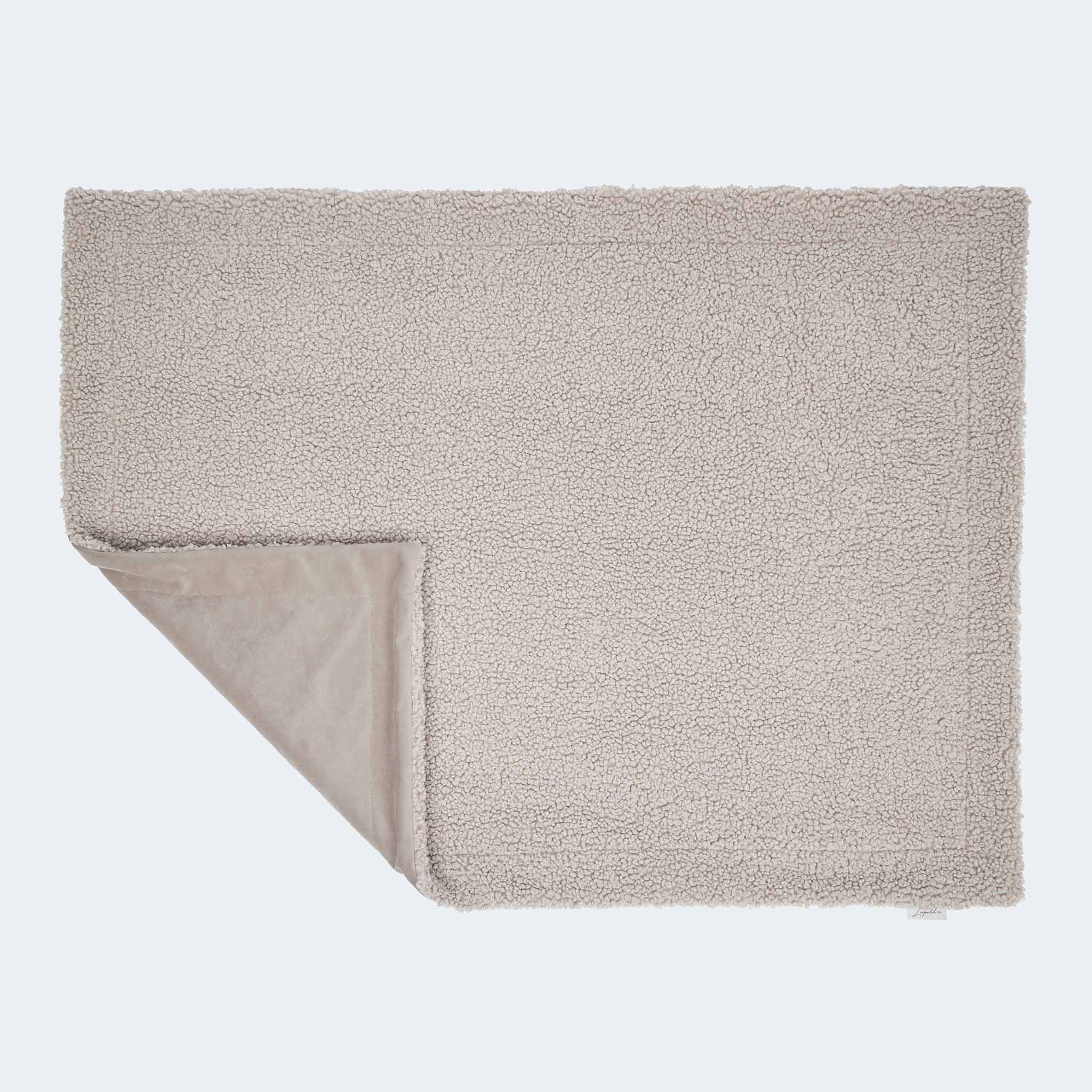 Kuschelige Hundedecke Curly für Dackel und kleine Hunde in beige. Ansicht der Ober- und Unterseite.