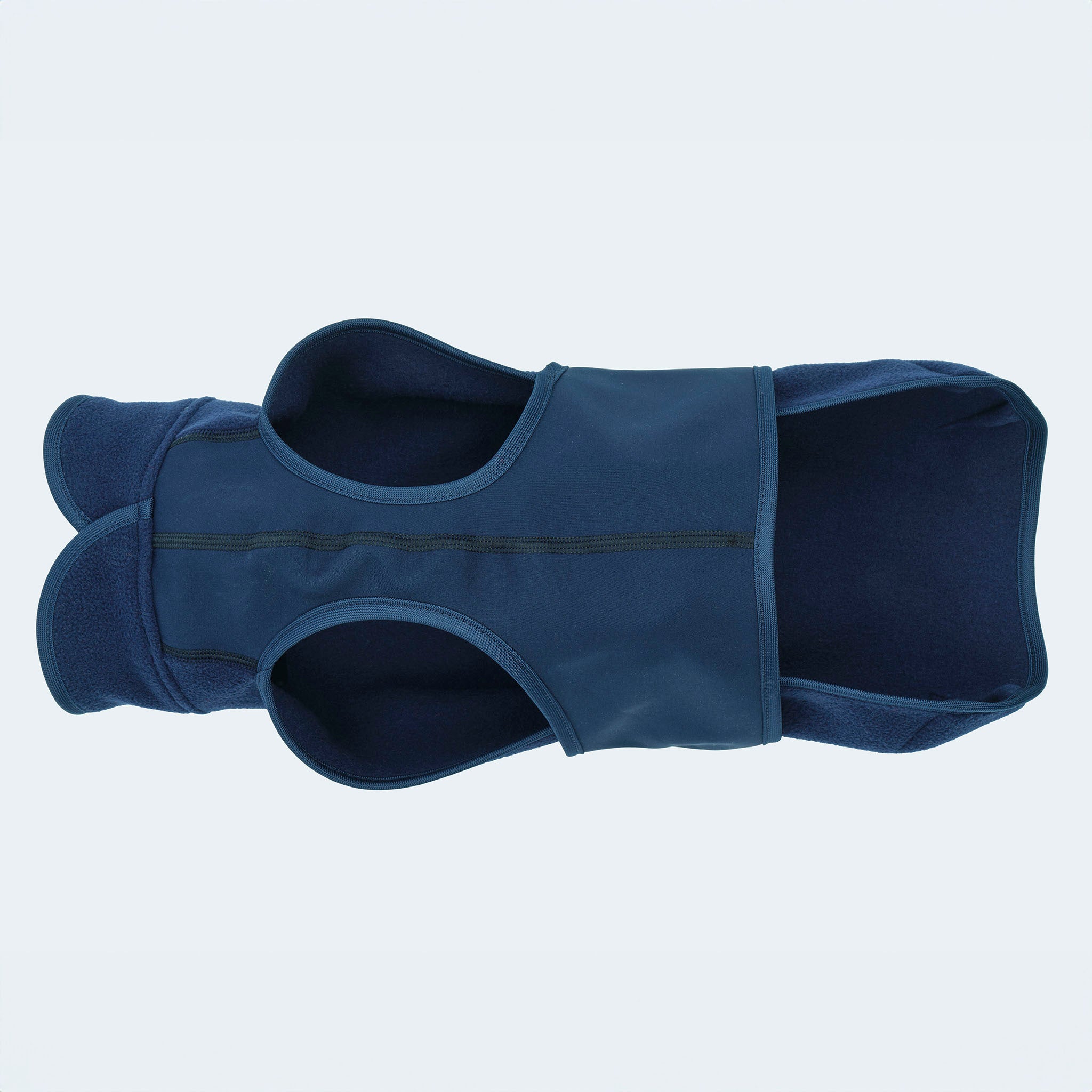 Leopold's Finest | Hundemantel Fleece in Dunkelblau mit Softshellbrustlatz Sicht von unten für Dackel und kleine Hunde
