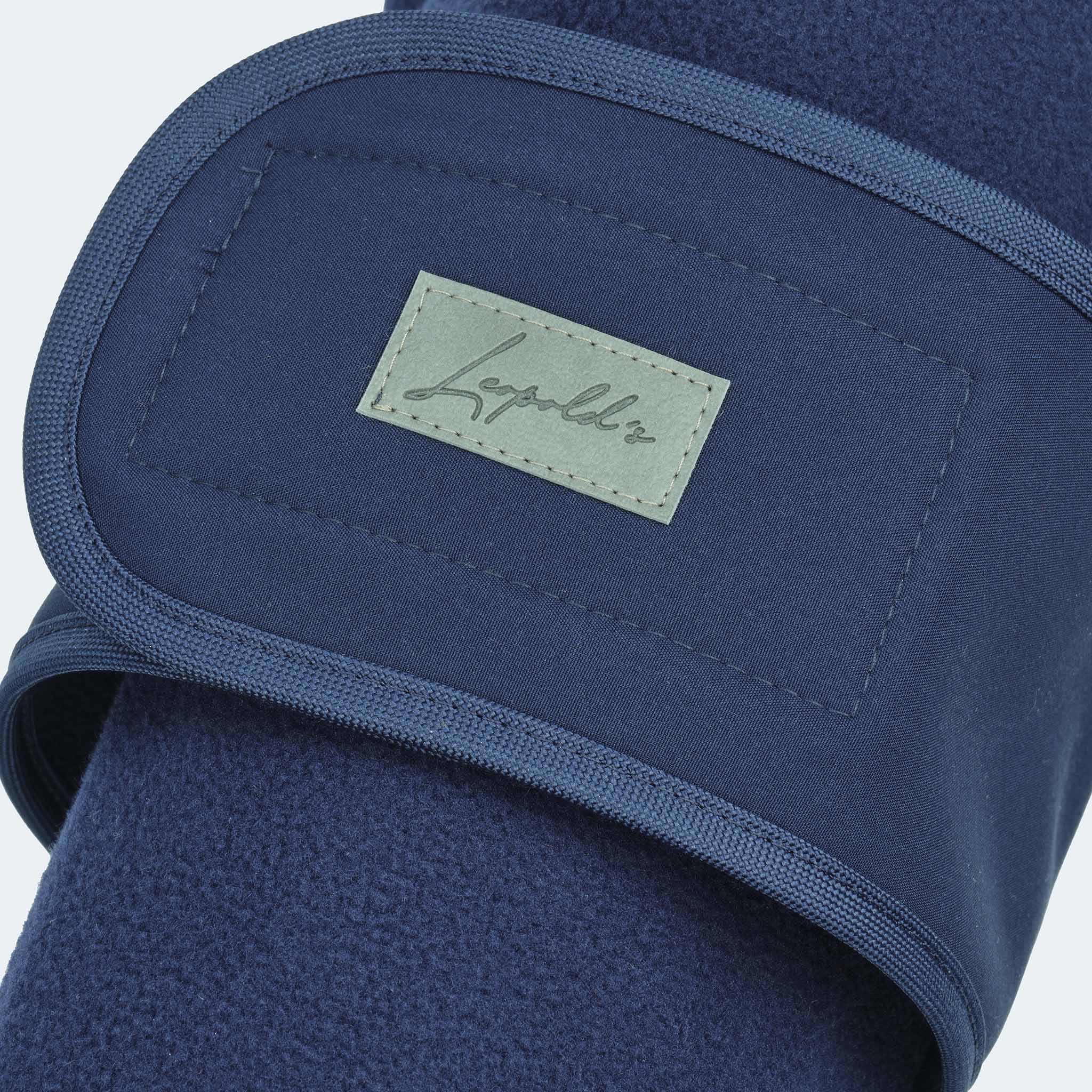 Leopold's Finest | Hundemantel Fleece in Dunkelblau Nahaufnahme vom Softshellbrustlatz für Dackel und kleine Hunde