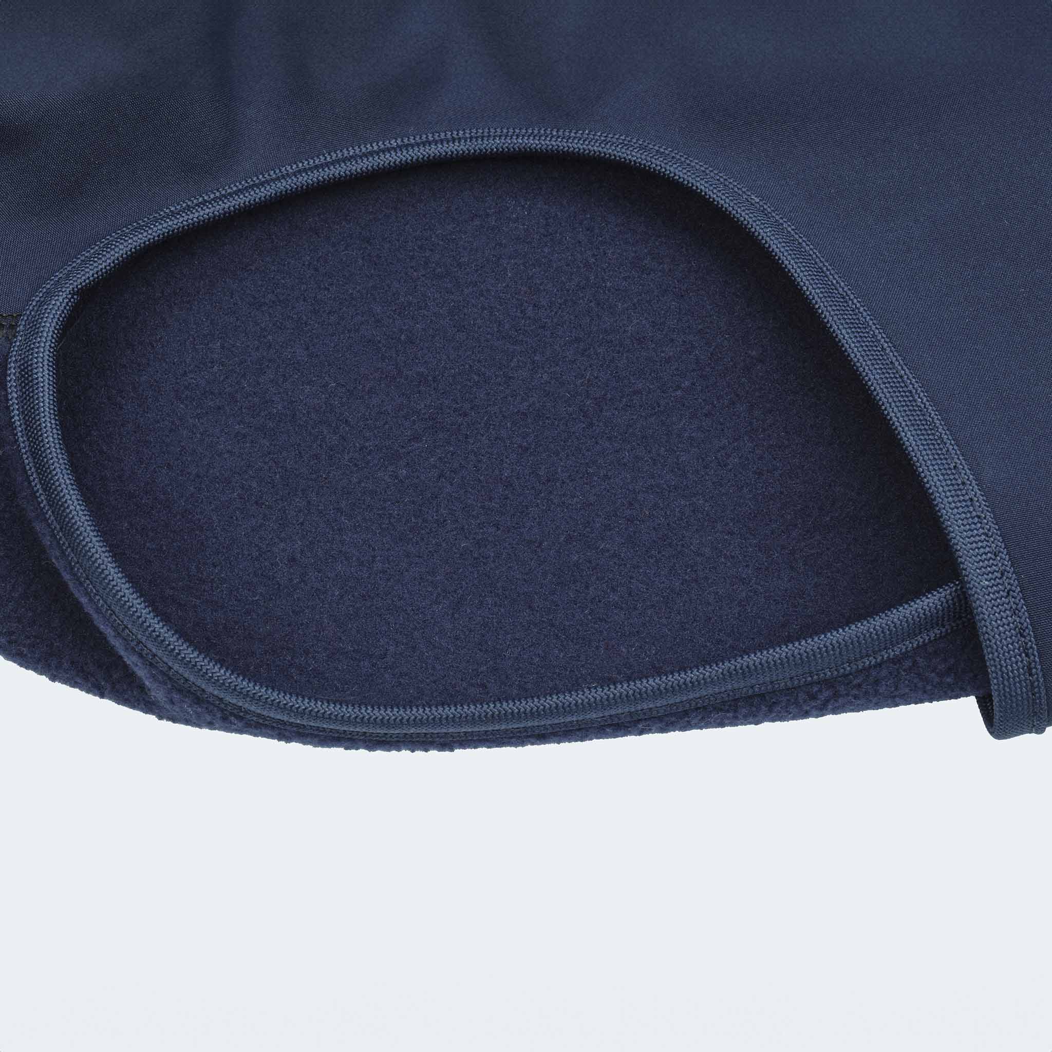 Leopold's Finest | Hundemantel Fleece in Dunkelblau mit Softshellbrustlatz detaillierte Ansicht für Dackel und kleine Hunde