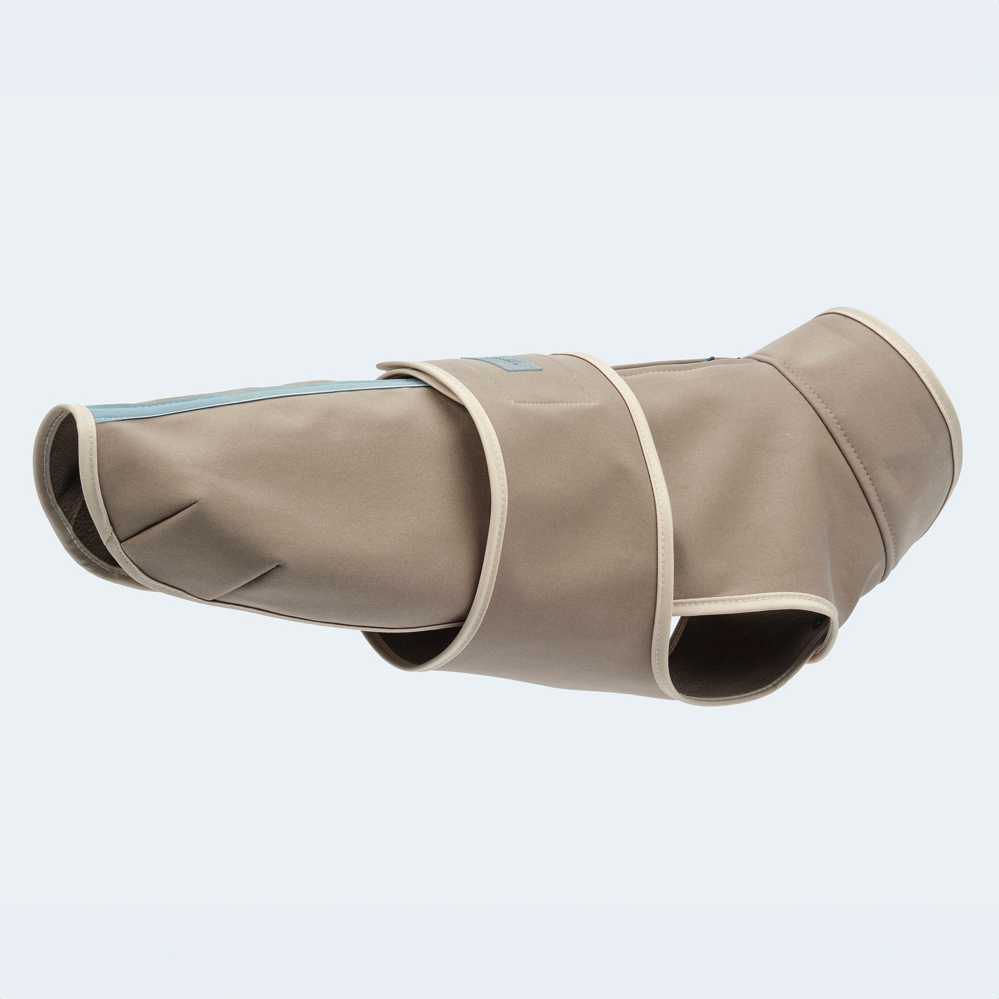 Leopold's Finest | Hunde Softshellmantel in braun mit Brustlatz Seitenansicht für Dackel und kleine Hunde