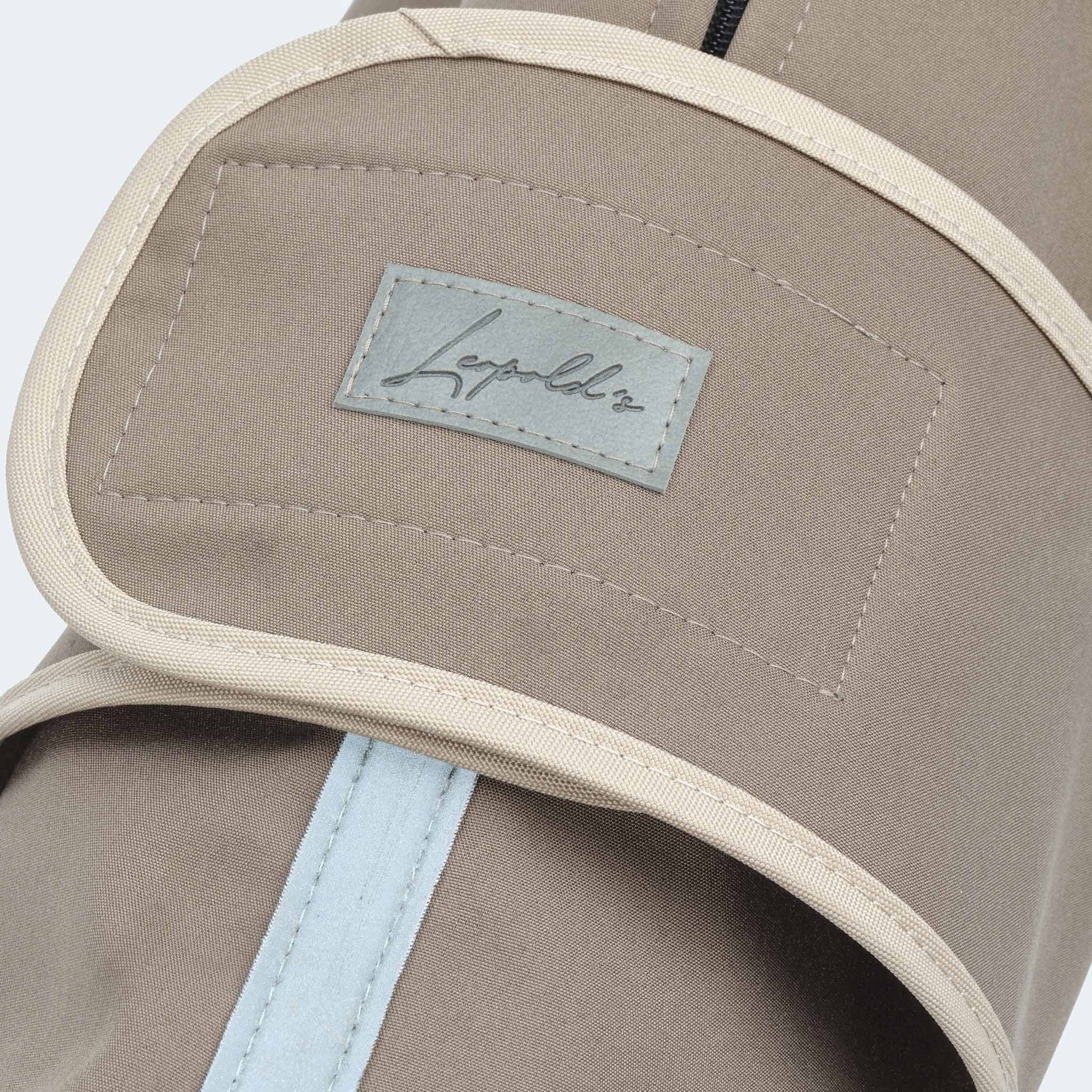 Leopold's Finest | Hunde Softshellmantel in braun Nahaufnahme vom Brustlatz für Dackel und kleine Hunde