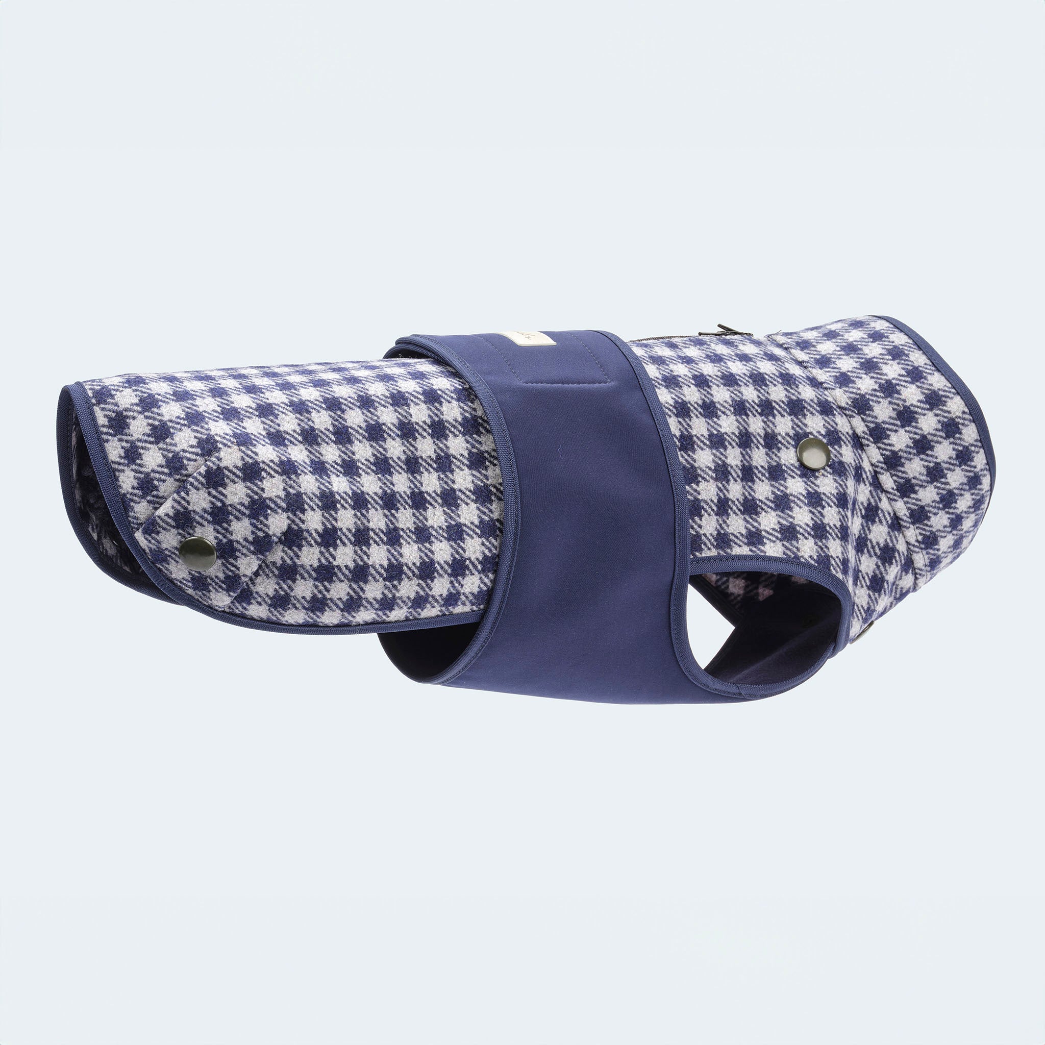 Leopold's Finest | Hundemantel aus Wolle mit Vichy Karo-Muster in blau für Dackel und kleine Hunde Seitenansicht