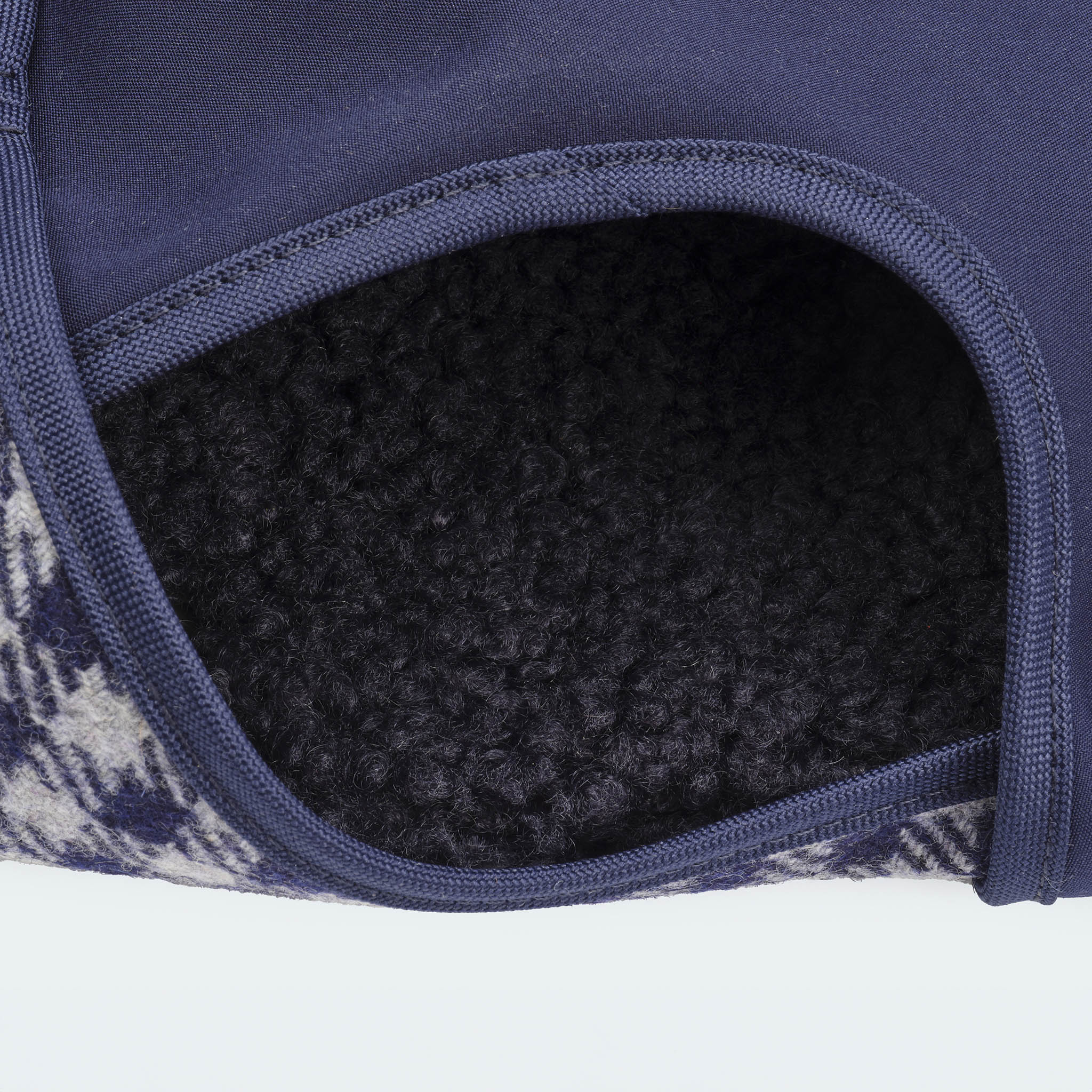 Leopold's Finest | Hundemantel aus Wolle mit Vichy Karo-Muster in blau für Dackel und kleine Hunde Details