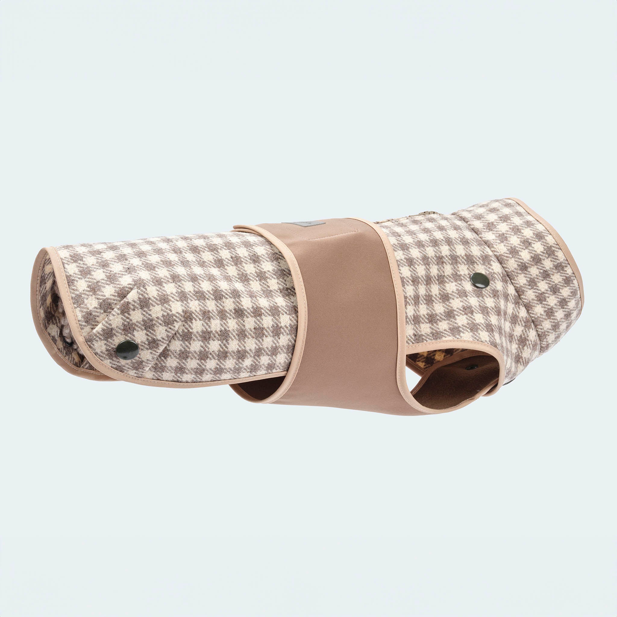 Leopold's Finest | Wollmantel für Dackel und kleine Hunde im beigen Vichykaro-Muster mit Curly-Innenfutter und Softshell-Brustlatz. Seitenansicht.