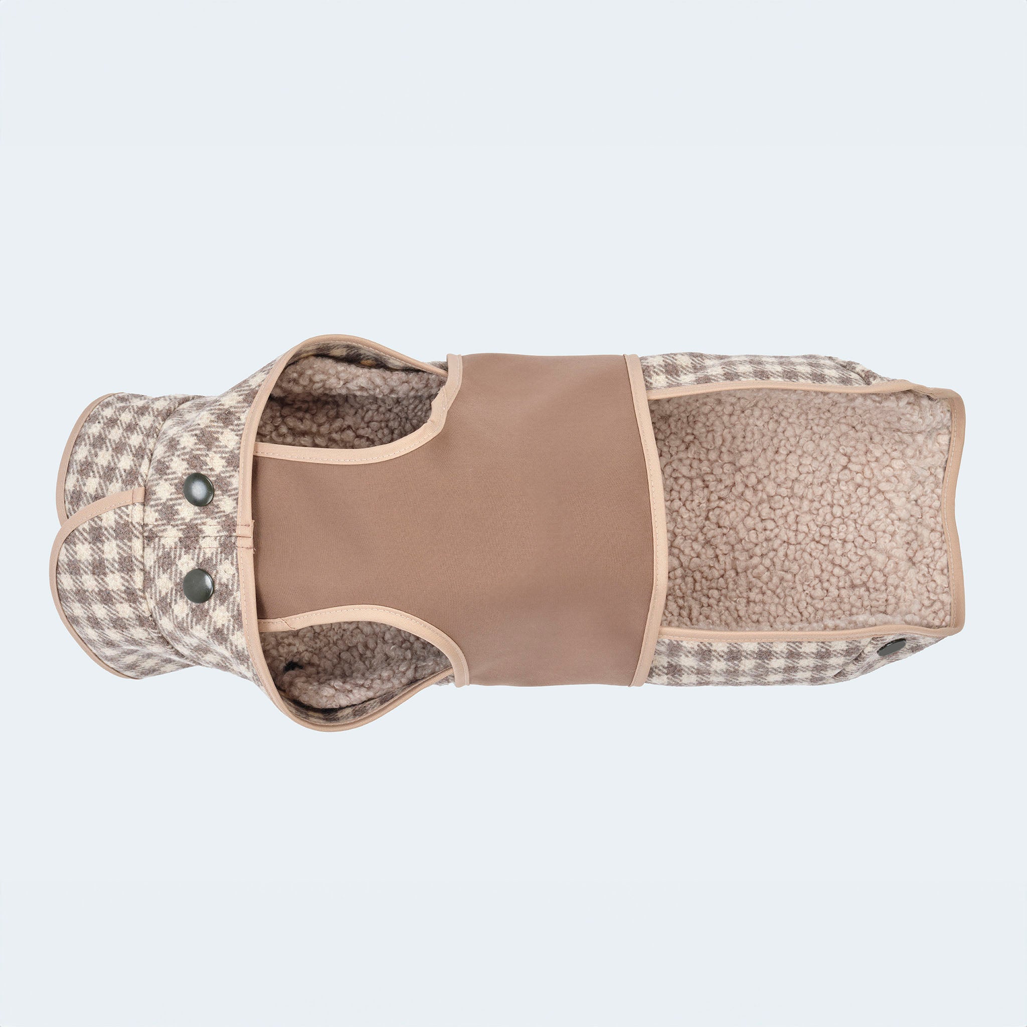 Leopold's Finest | Wollmantel für Dackel und kleine Hunde im beigen Vichykaro-Muster mit Curly-Innenfutter und Softshell-Brustlatz. Sicht von unten.